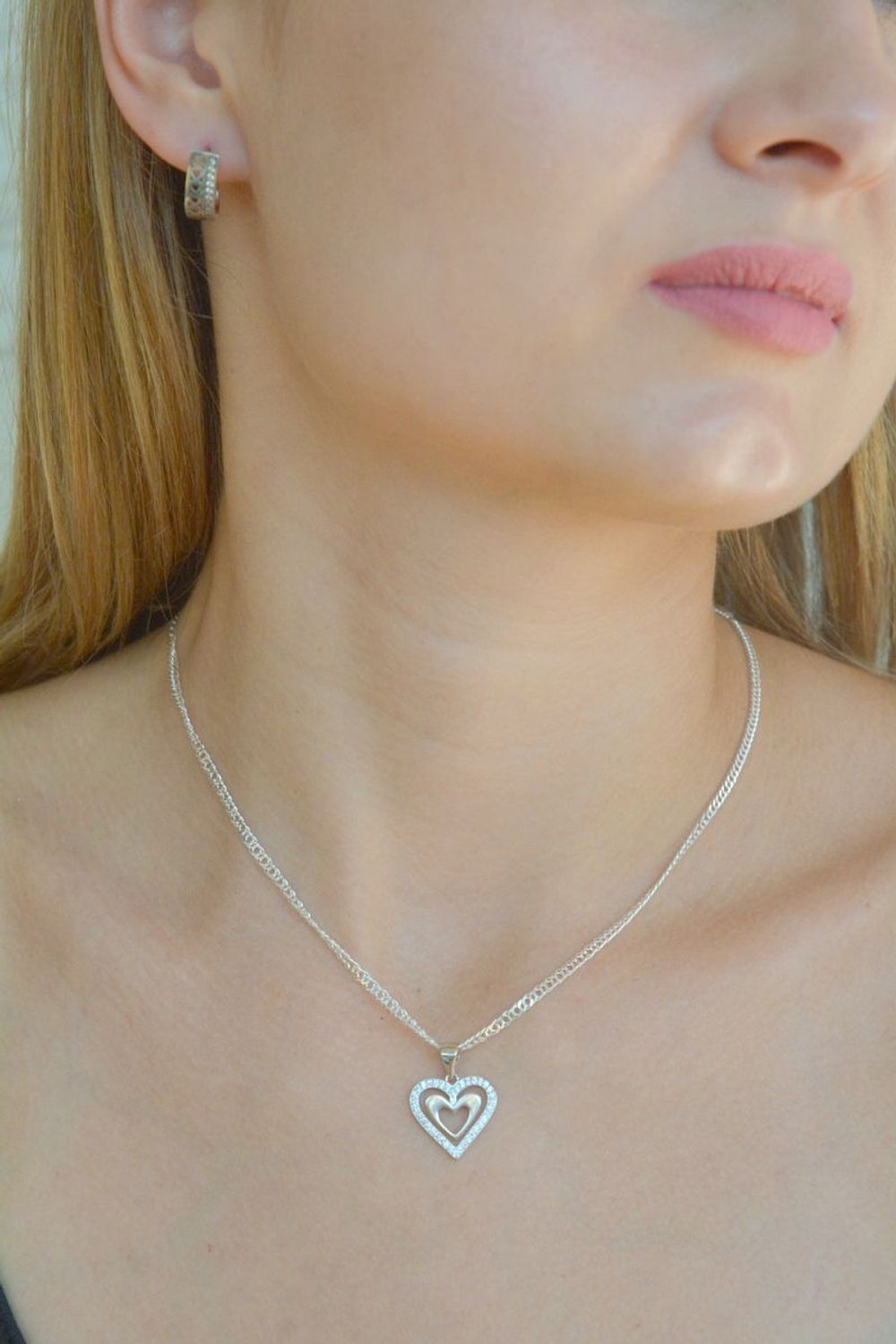 Srebrna zawieszka damska serduszko z cyrkoniami DIA-ZAW-9684-925. Srebrna zawieszka damska. Srebrna zawieszka w kształcie serca. Srebrna zawieszka idealna na prezent dla kobiety Zawieszka srebrna ozdobiona cyrkoniami..jpg