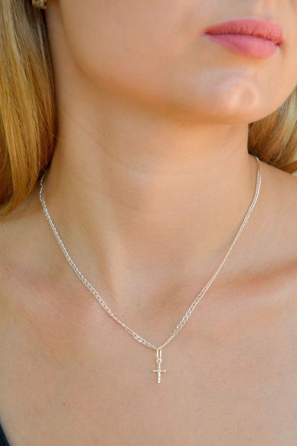 Srebrna zawieszka minimalistyczny krzyżyk z wizerunkiem Jezusa DIA-ZAW-9685-925. Srebrna zawieszka. Srebrna zawieszka krzyżyk. Srebrny krzyżyk minimalistyczny. Krzyżyk srebrny idealny na prezent..jpg