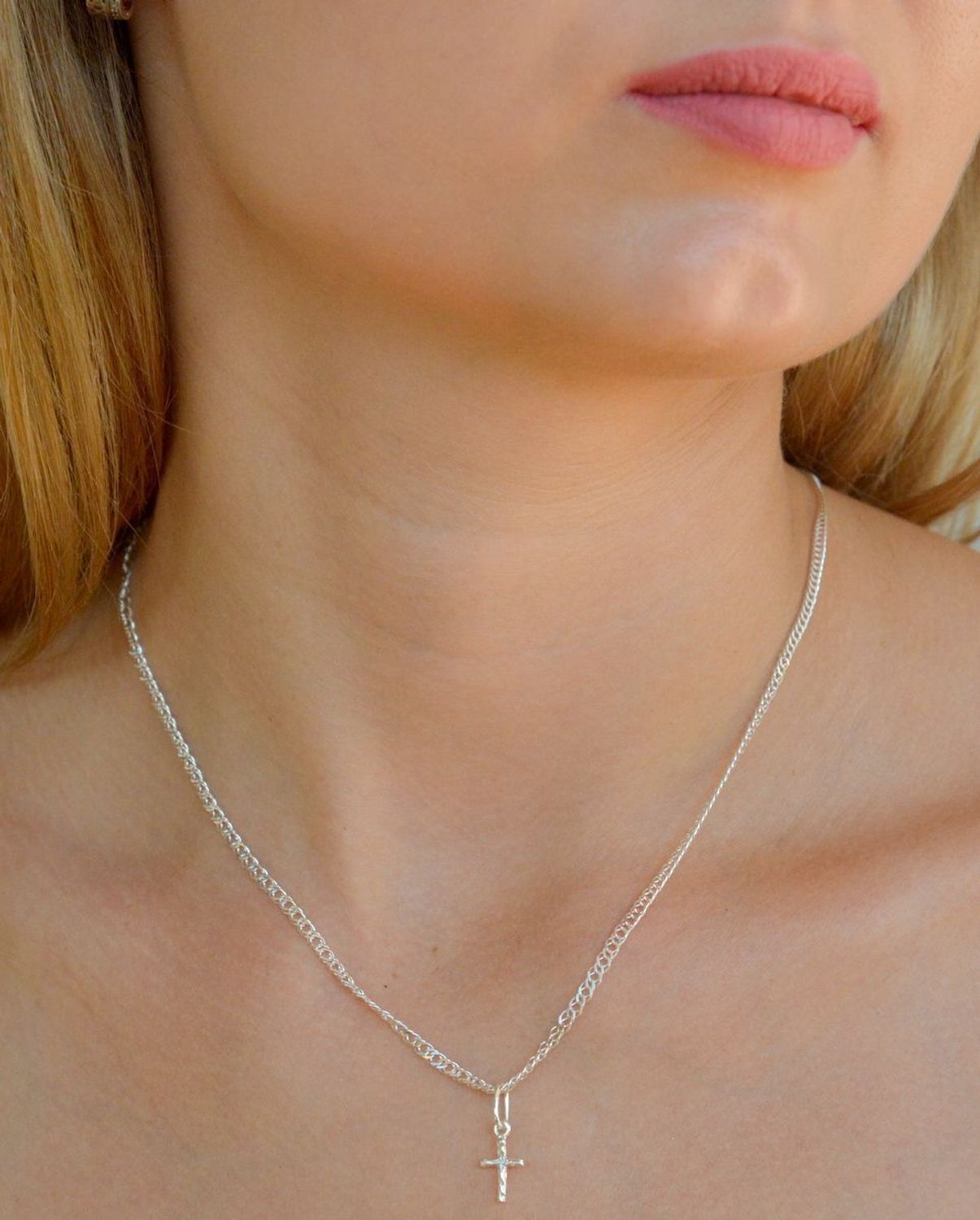 Srebrna zawieszka minimalistyczny krzyżyk z wizerunkiem Jezusa DIA-ZAW-9685-925. Srebrna zawieszka. Srebrna zawieszka krzyżyk. Srebrny krzyżyk minimalistyczny. Krzyżyk srebrny idealny na prezent..jpg