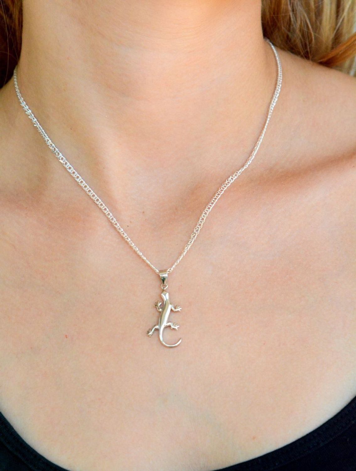 Srebrna zawieszka damska gładka jaszczurka DIA-ZAW-9687-925. Srebrna zawieszka damska. Srebrna zawieszka jaszczurka. Srebrna zawieszka idealna na prezent. Zawieszka wisiorek do łańcuszka..jpg