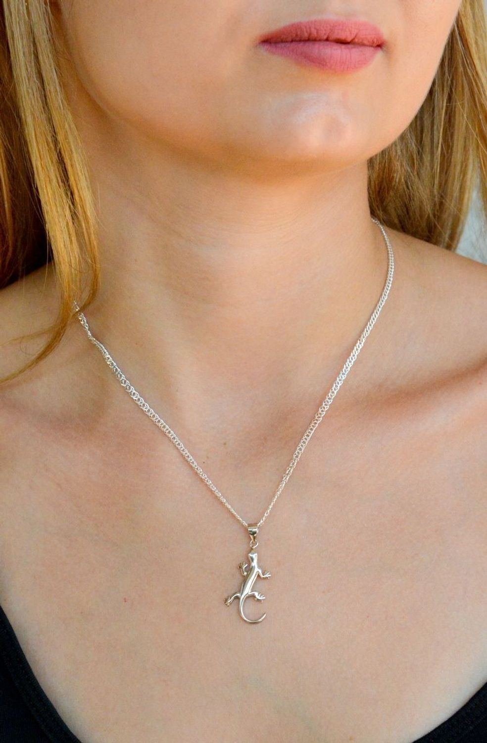 Srebrna zawieszka damska gładka jaszczurka DIA-ZAW-9687-925. Srebrna zawieszka damska. Srebrna zawieszka jaszczurka. Srebrna zawieszka idealna na prezent. Zawieszka wisiorek do łańcuszka..jpg