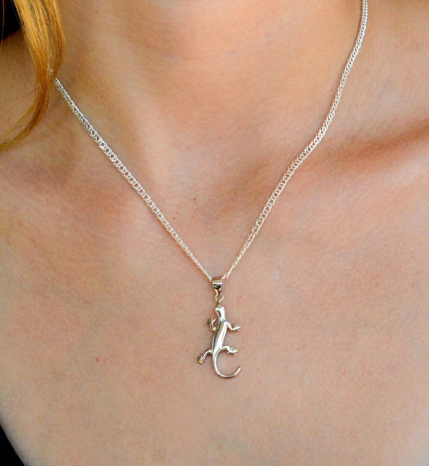 Srebrna zawieszka damska gładka jaszczurka DIA-ZAW-9687-925. Srebrna zawieszka damska. Srebrna zawieszka jaszczurka. Srebrna zawieszka idealna na prezent. Zawieszka wisiorek do łańcuszka..jpg