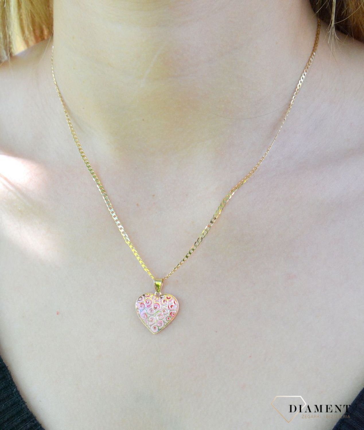 Zawieszka złota 585 serce różowe DIA-ZAW-9771-585.  Piękny, złoty wisiorek o ciekawym i wyjątkowym wzorem w kolorze różowym, wykonany z żółtego 14-karatowego złota z wysokiej próby 585.df.jpg