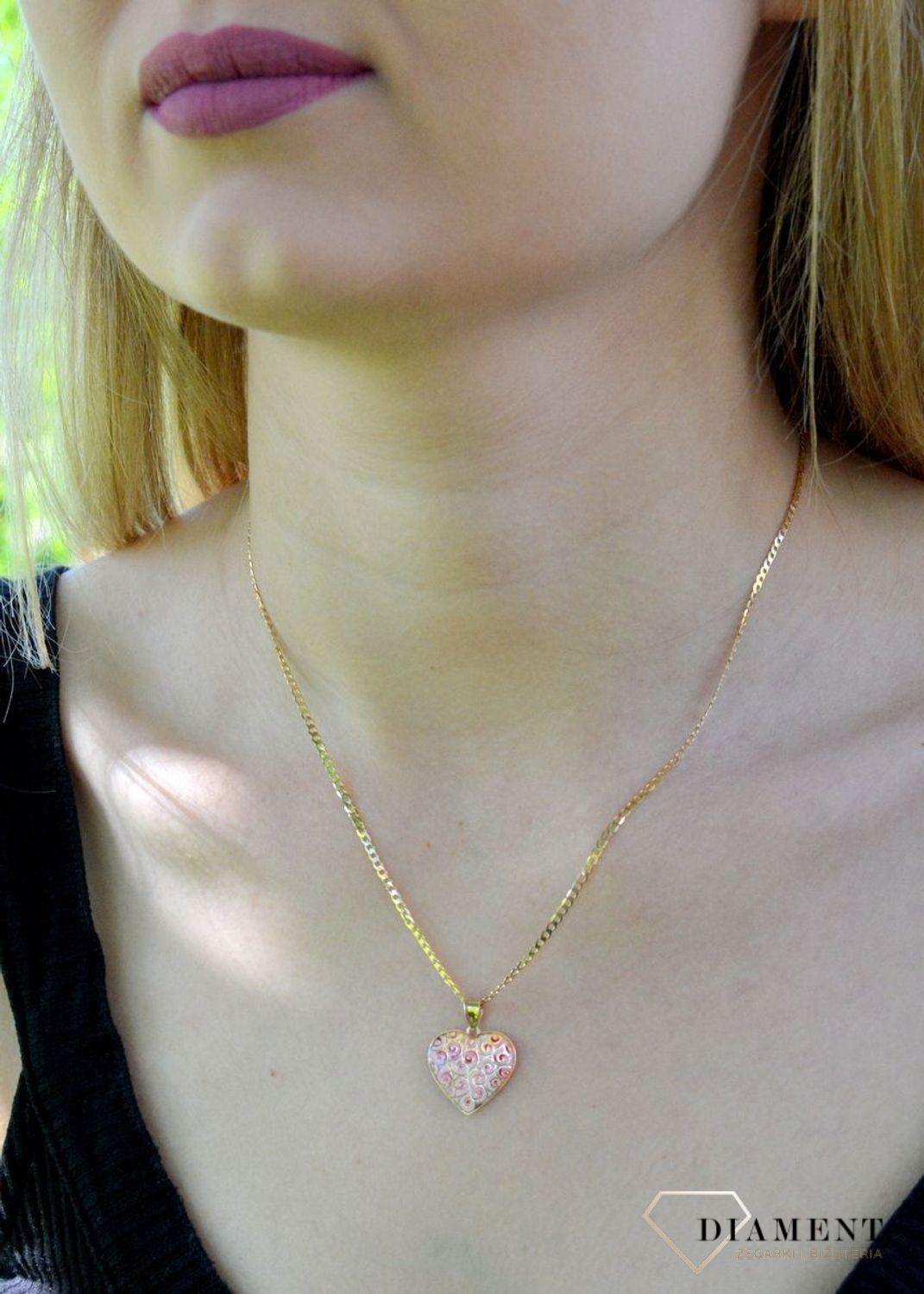 Zawieszka złota 585 serce różowe DIA-ZAW-9771-585.  Piękny, złoty wisiorek o ciekawym i wyjątkowym wzorem w kolorze różowym, wykonany z żółtego 14-karatowego złota z wysokiej próby 585.df.jpg