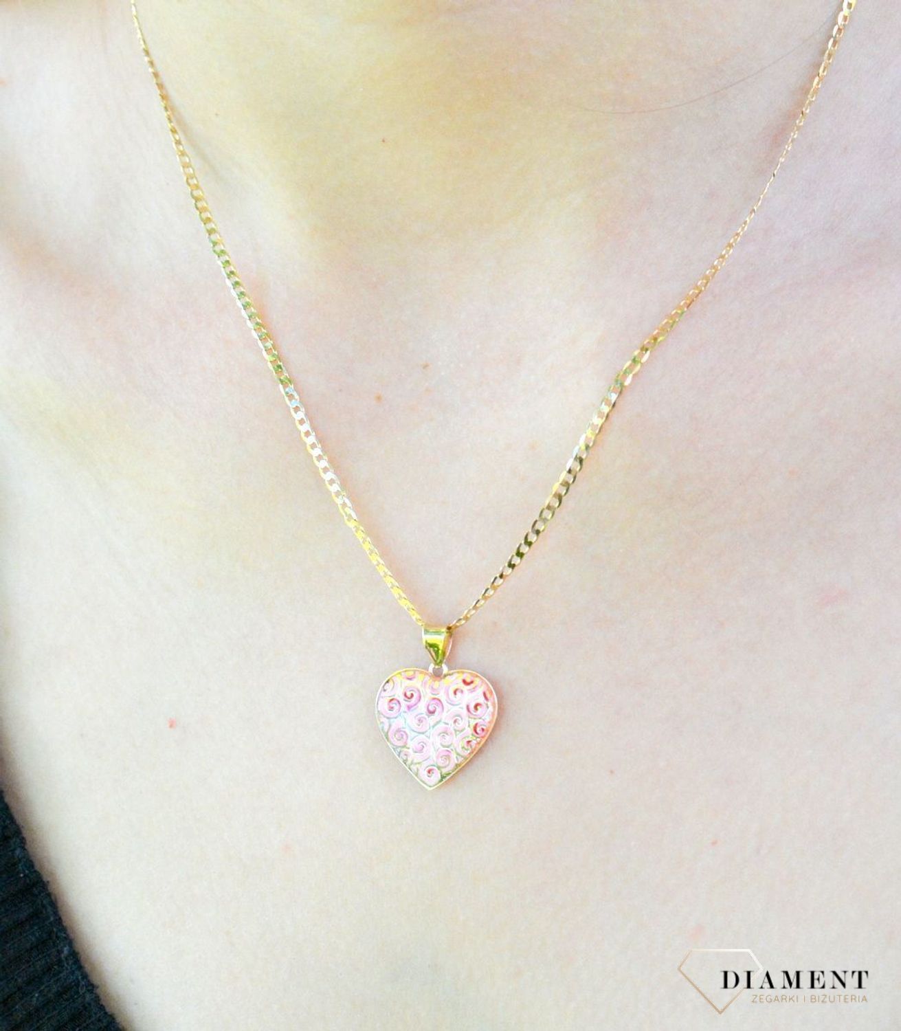 Zawieszka złota 585 serce różowe DIA-ZAW-9771-585.  Piękny, złoty wisiorek o ciekawym i wyjątkowym wzorem w kolorze różowym, wykonany z żółtego 14-karatowego złota z wysokiej próby 585.df.jpg