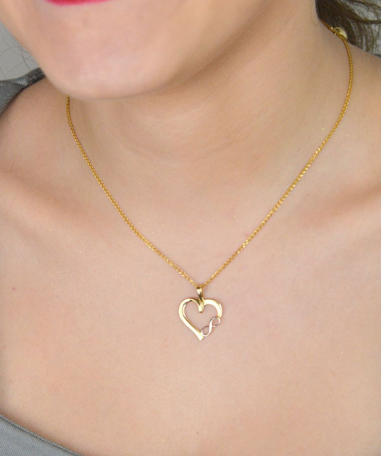 Złota zawieszka próby 585 w kształcie serca z symbolem nieskończoności. Symbolizuje miłość i wieczność. Waga 1,19 g. Subtelna biżuteria na1.jpg