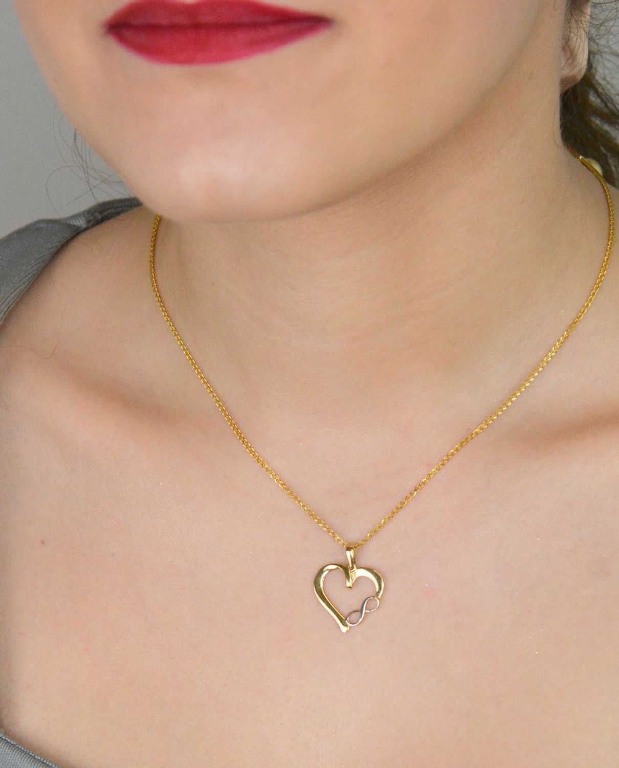 Złota zawieszka próby 585 w kształcie serca z symbolem nieskończoności. Symbolizuje miłość i wieczność. Waga 1,19 g. Subtelna biżuteria na1.jpg