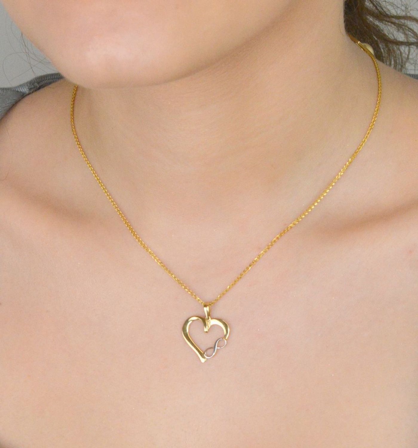 Złota zawieszka próby 585 w kształcie serca z symbolem nieskończoności. Symbolizuje miłość i wieczność. Waga 1,19 g. Subtelna biżuteria na1.jpg