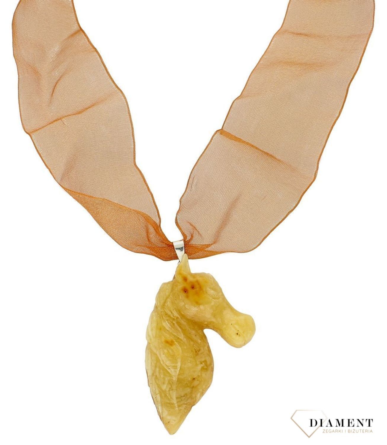 Srebrna zawieszka głowa konia z bursztynu w żółtym kolorze  DIA-ZAW-9835-BURSZTYN. Zawieszka z bursztynem w kształcie głowy konia o miodowym odcieniu to propozycja od Sklepu Jubilerskiego Diament. Bursztyn ze srebrnym zapięciem o p.jpg