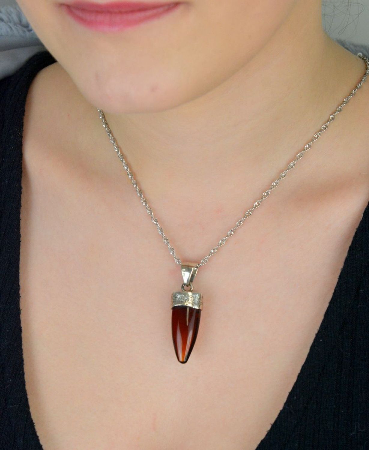 Srebrna zawieszka damska stożek z brązowym bursztynem bałtyckim DIA-ZAW-9849-925.Srebrna zawieszka damska. Srebrna zawieszka idealna na prezent. Zawieszka damska z kamieniem. Zawieszka srebrna damska z bursztynem bałtyckim..jpg