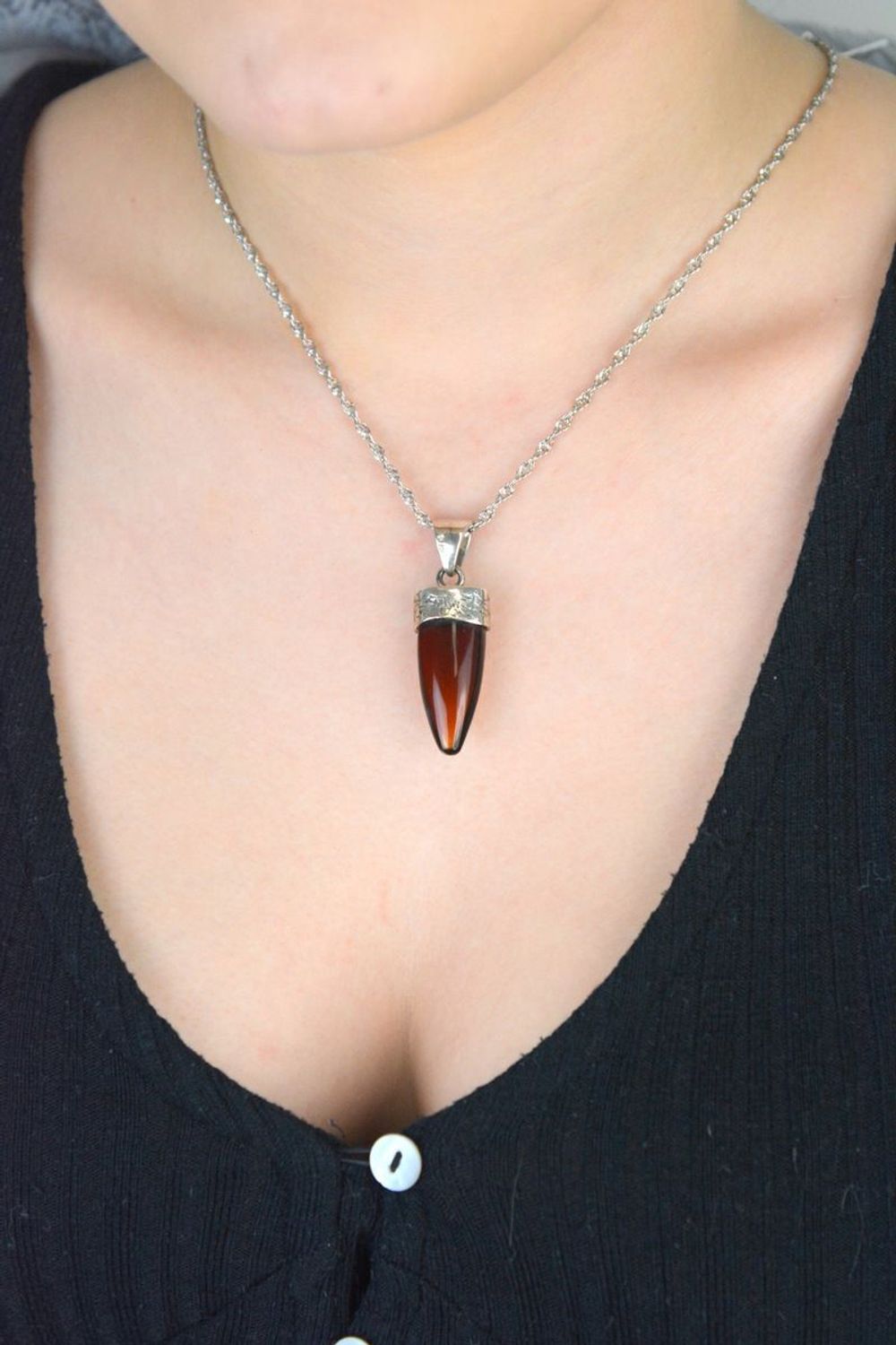Srebrna zawieszka damska stożek z brązowym bursztynem bałtyckim DIA-ZAW-9849-925.Srebrna zawieszka damska. Srebrna zawieszka idealna na prezent. Zawieszka damska z kamieniem. Zawieszka srebrna damska z bursztynem bałtyckim..jpg