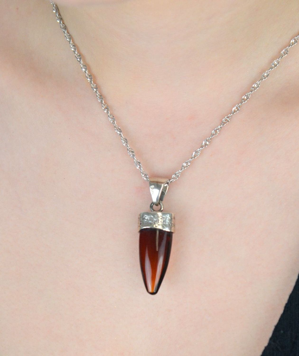 Srebrna zawieszka damska stożek z brązowym bursztynem bałtyckim DIA-ZAW-9849-925.Srebrna zawieszka damska. Srebrna zawieszka idealna na prezent. Zawieszka damska z kamieniem. Zawieszka srebrna damska z bursztynem bałtyckim..jpg