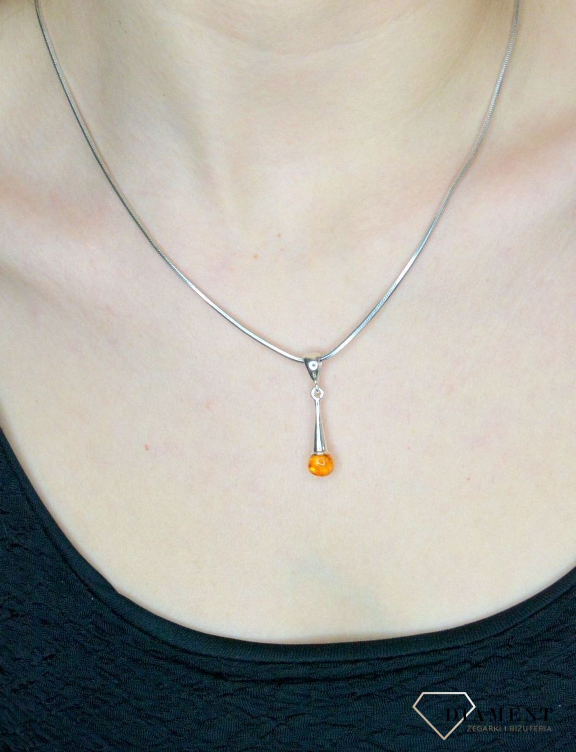Srebrna zawieszka damska bursztynowa kuleczka DIA-ZAW-9897-925. Srebrna zawieszka damska. Srebrna zawieszka z kamieniem naturalnym. Srebrna zawieszka z bursztynem. Zawieszka srebrna z bursztynem na prezent..jpg