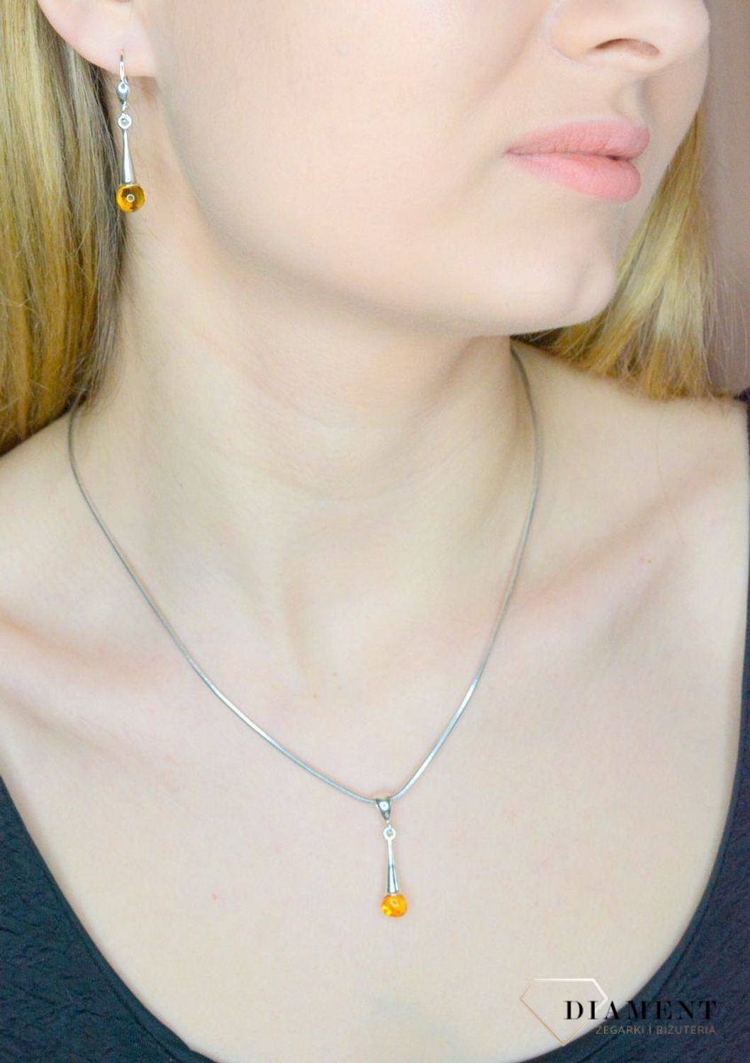 Srebrna zawieszka damska bursztynowa kuleczka DIA-ZAW-9897-925. Srebrna zawieszka damska. Srebrna zawieszka z kamieniem naturalnym. Srebrna zawieszka z bursztynem. Zawieszka srebrna z bursztynem na prezent..jpg