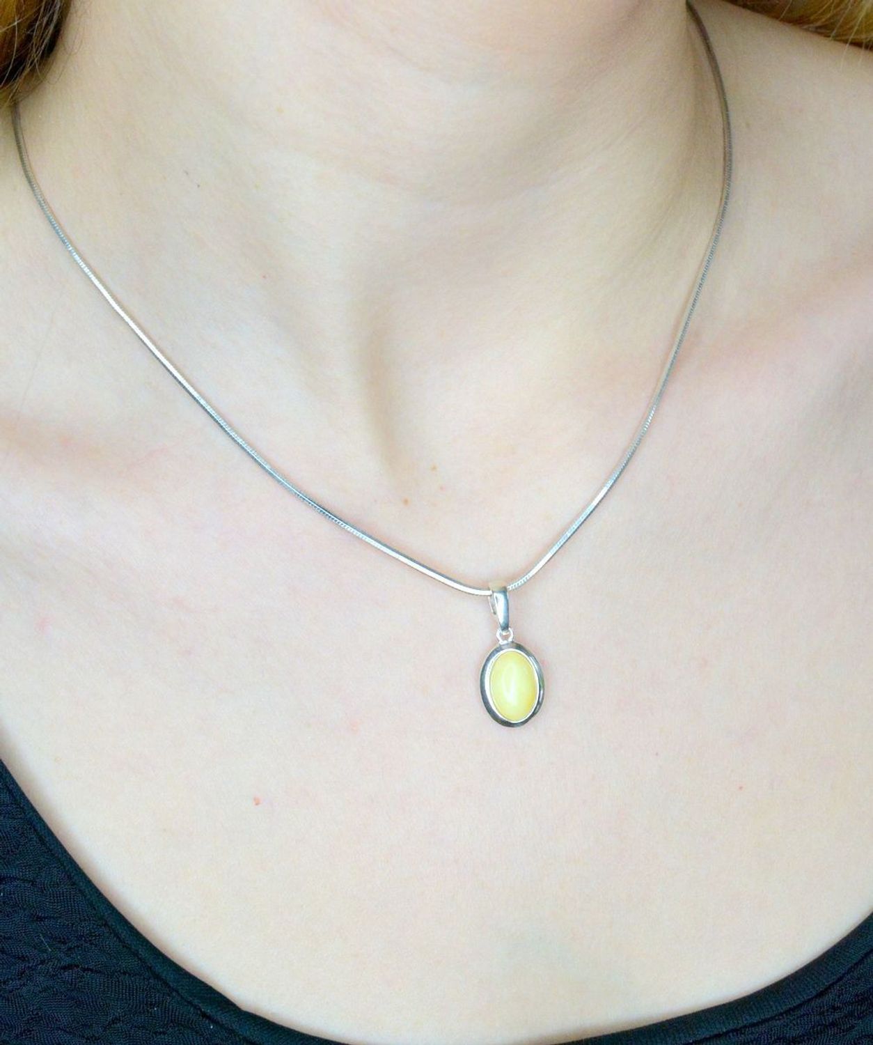 Srebrna zawieszka damska z owalnym mlecznym bursztynem DIA-ZAW-9899-925. Srebrna zawieszka damska. Srebrna zawieszka z kamieniem naturalnym. Srebrna zawieszka z bursztynem. Zawieszka srebrna z bursztynem na prezent..jpg