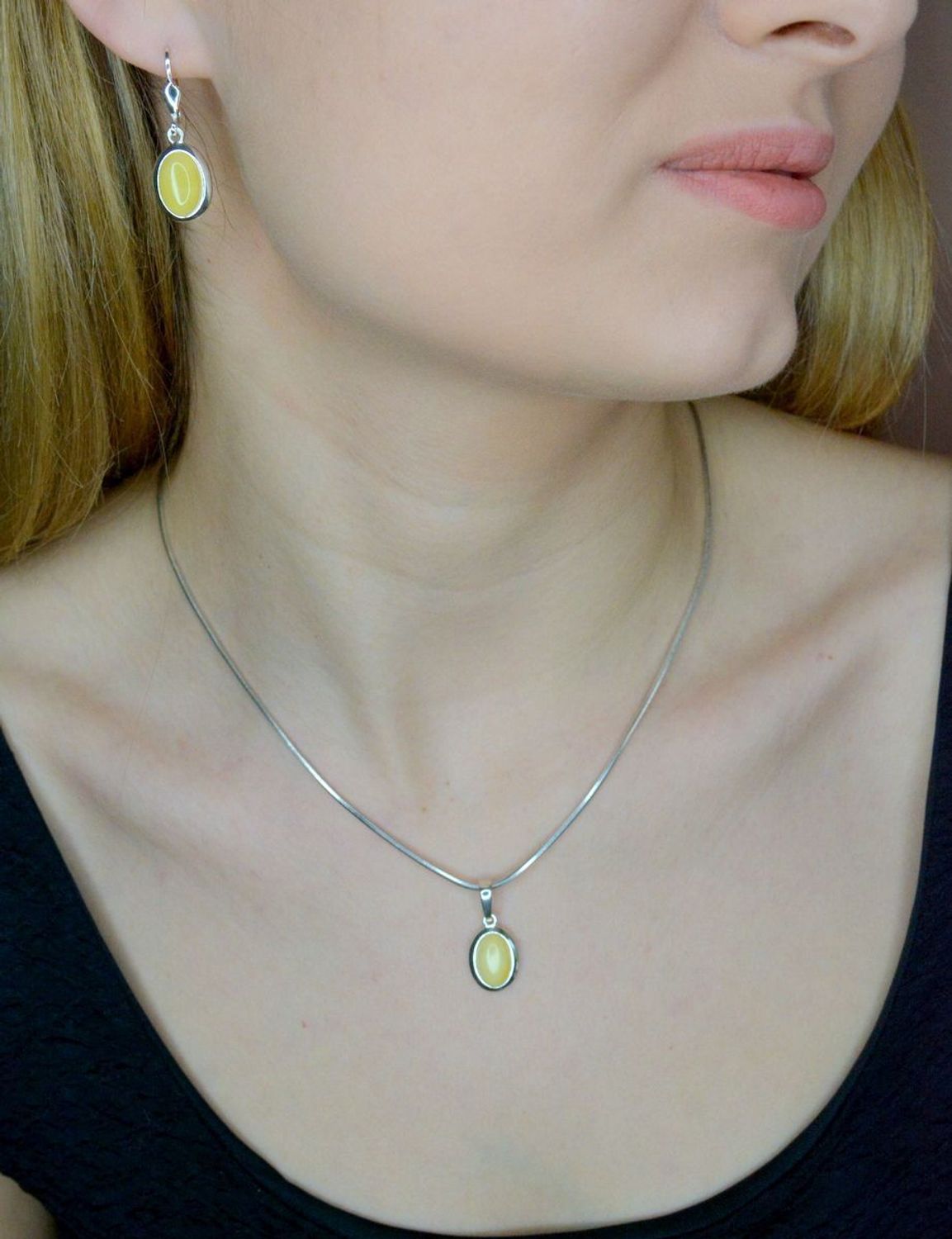 Srebrna zawieszka damska z owalnym mlecznym bursztynem DIA-ZAW-9899-925. Srebrna zawieszka damska. Srebrna zawieszka z kamieniem naturalnym. Srebrna zawieszka z bursztynem. Zawieszka srebrna z bursztynem na prezent..jpg