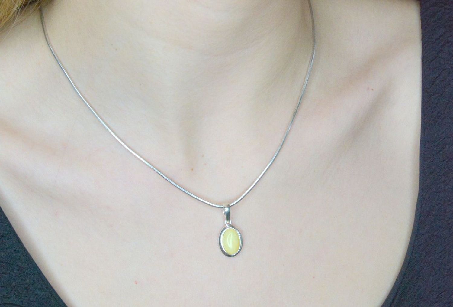 Srebrna zawieszka damska z owalnym mlecznym bursztynem DIA-ZAW-9899-925. Srebrna zawieszka damska. Srebrna zawieszka z kamieniem naturalnym. Srebrna zawieszka z bursztynem. Zawieszka srebrna z bursztynem na prezent..jpg