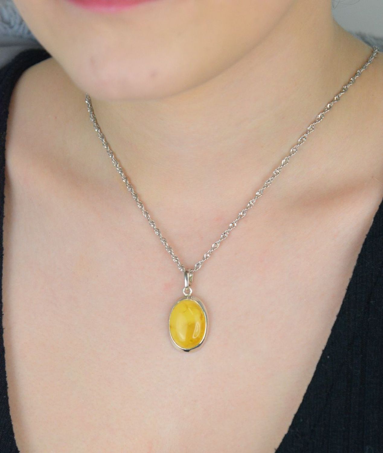 Srebrna zawieszka damska z bursztynem bałtyckim w mlecznym kolorze DIA-ZAW-9900-925. Srebrna zawieszka damska. Srebrna zawieszka idealna na prezent. Zawieszka damska z kamieniem. Zawieszka srebrna damska z bursztynem bałtyckim.jpg