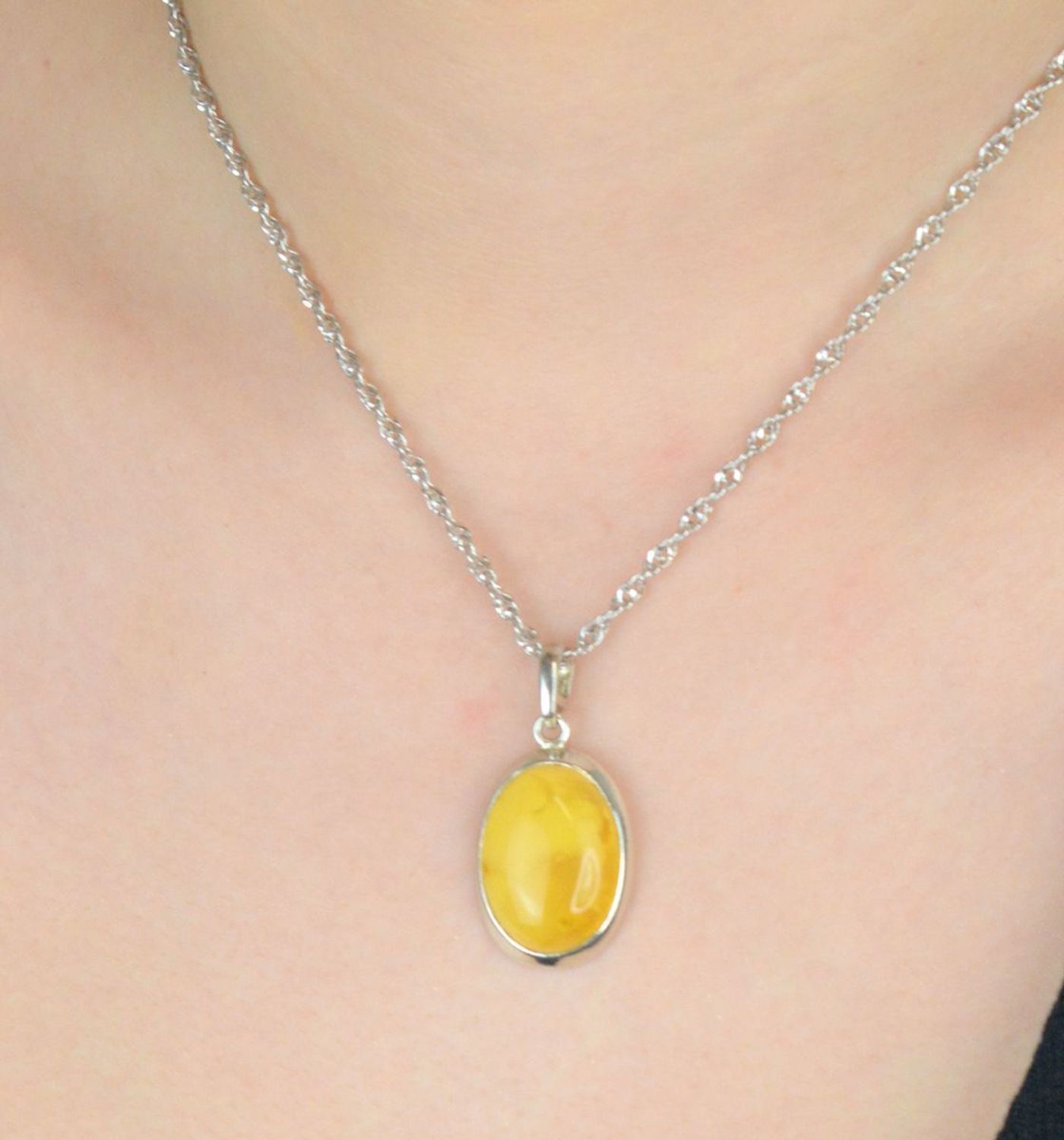 Srebrna zawieszka damska z bursztynem bałtyckim w mlecznym kolorze DIA-ZAW-9900-925. Srebrna zawieszka damska. Srebrna zawieszka idealna na prezent. Zawieszka damska z kamieniem. Zawieszka srebrna damska z bursztynem bałtyckim.jpg