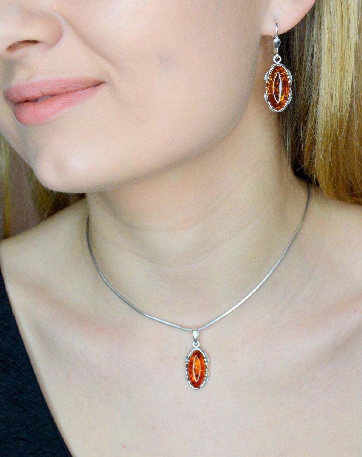 Srebrna zawieszka damska z owalnym koniakowym bursztynem DIA-ZAW-9901-925.jpg