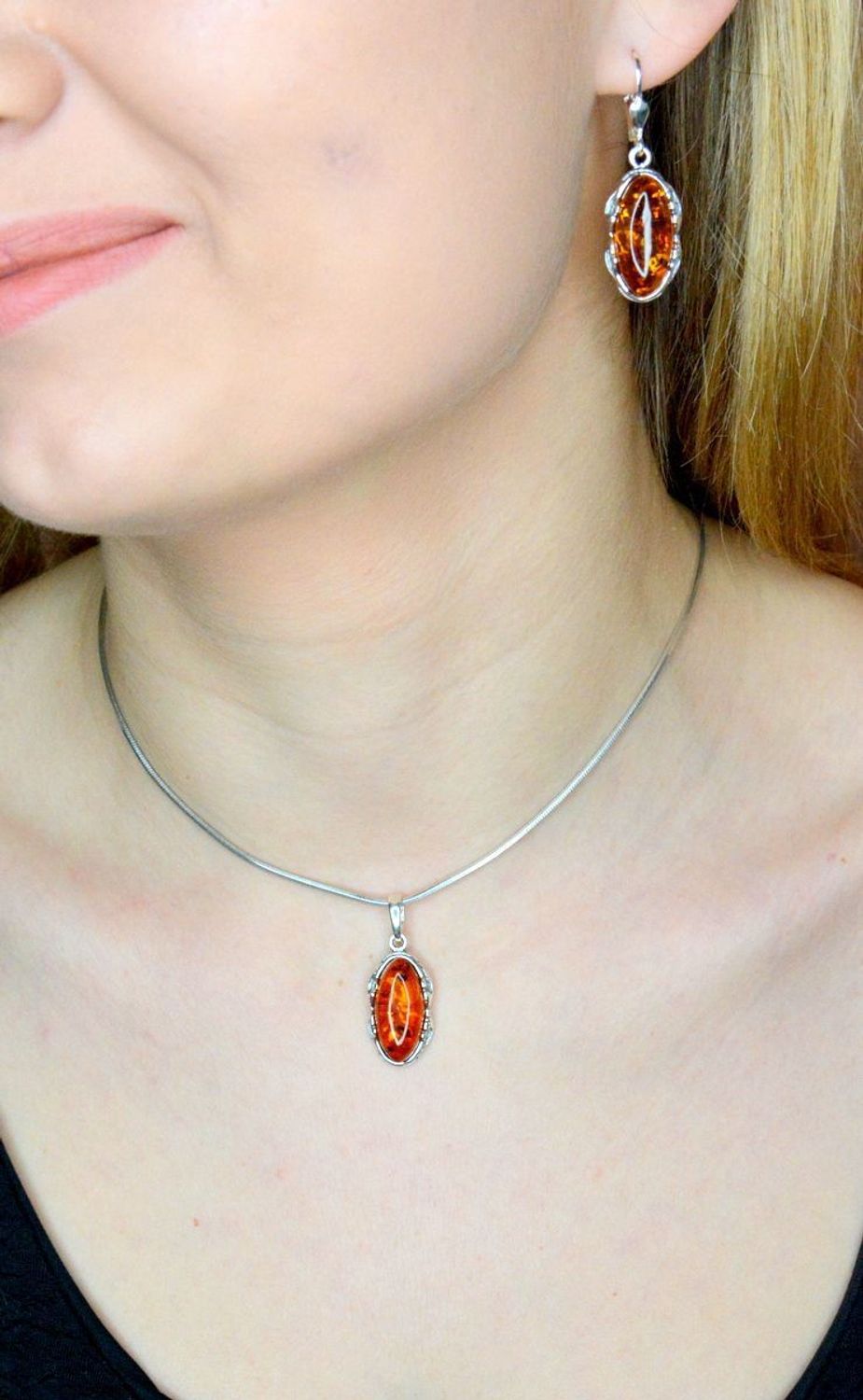 Srebrna zawieszka damska z owalnym koniakowym bursztynem DIA-ZAW-9901-925.jpg