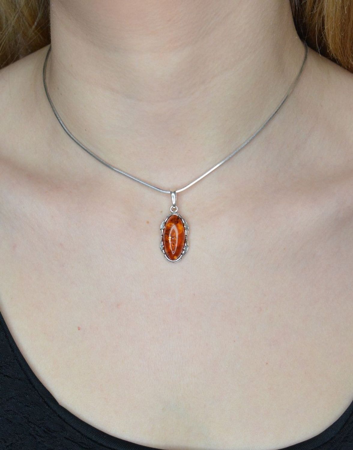 Srebrna zawieszka damska z owalnym koniakowym bursztynem DIA-ZAW-9901-925.jpg