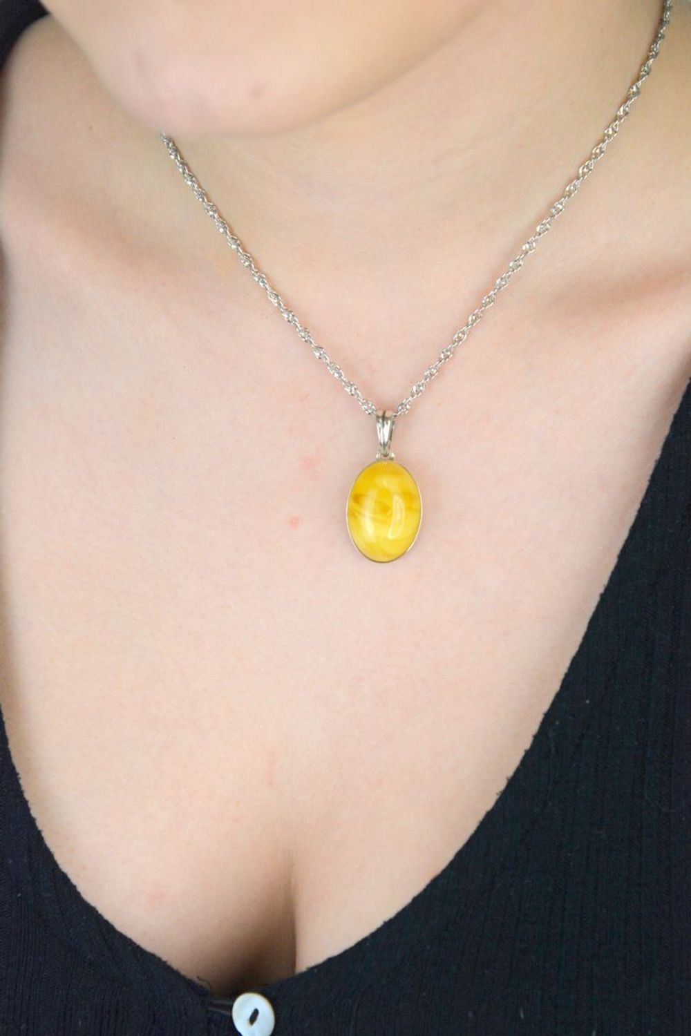 Srebrna zawieszka damska z mlecznym bursztynem o owalnym kształcie DIA-ZAW-9902-925. Srebrna zawieszka damska. Srebrna zawieszka idealna na prezent. Zawieszka damska z kamieniem. Zawieszka srebrna damska z bursztynem bałtyckim.jpg