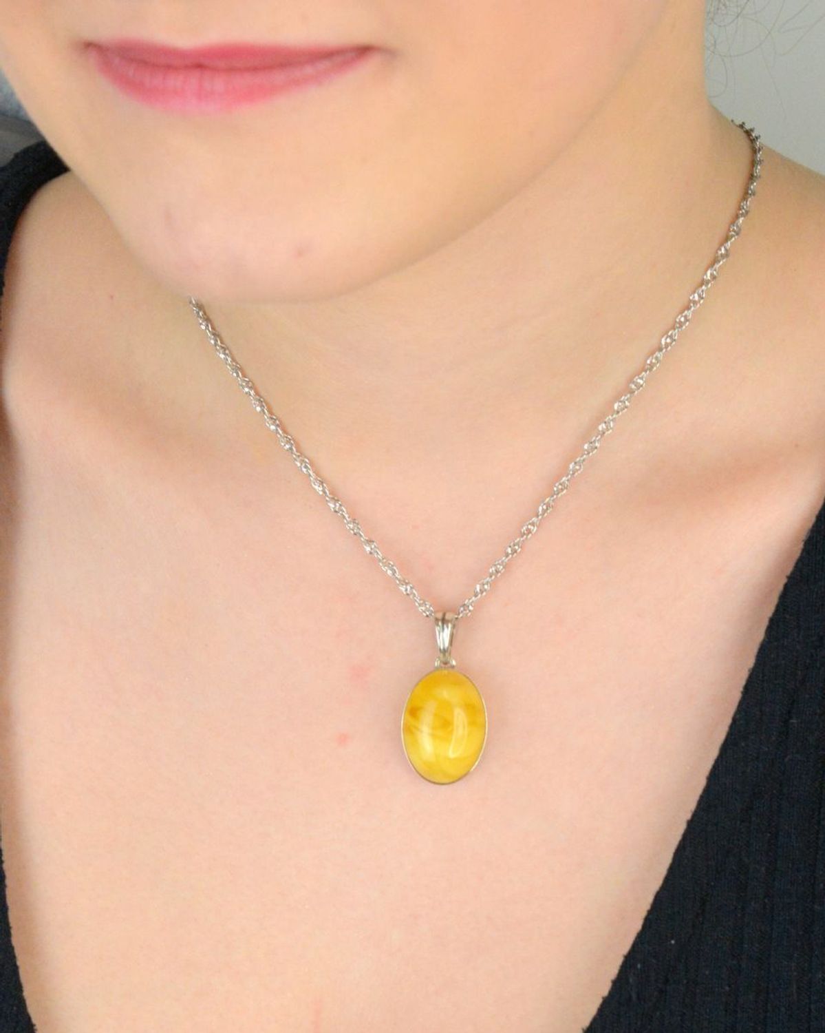 Srebrna zawieszka damska z mlecznym bursztynem o owalnym kształcie DIA-ZAW-9902-925. Srebrna zawieszka damska. Srebrna zawieszka idealna na prezent. Zawieszka damska z kamieniem. Zawieszka srebrna damska z bursztynem bałtyckim.jpg