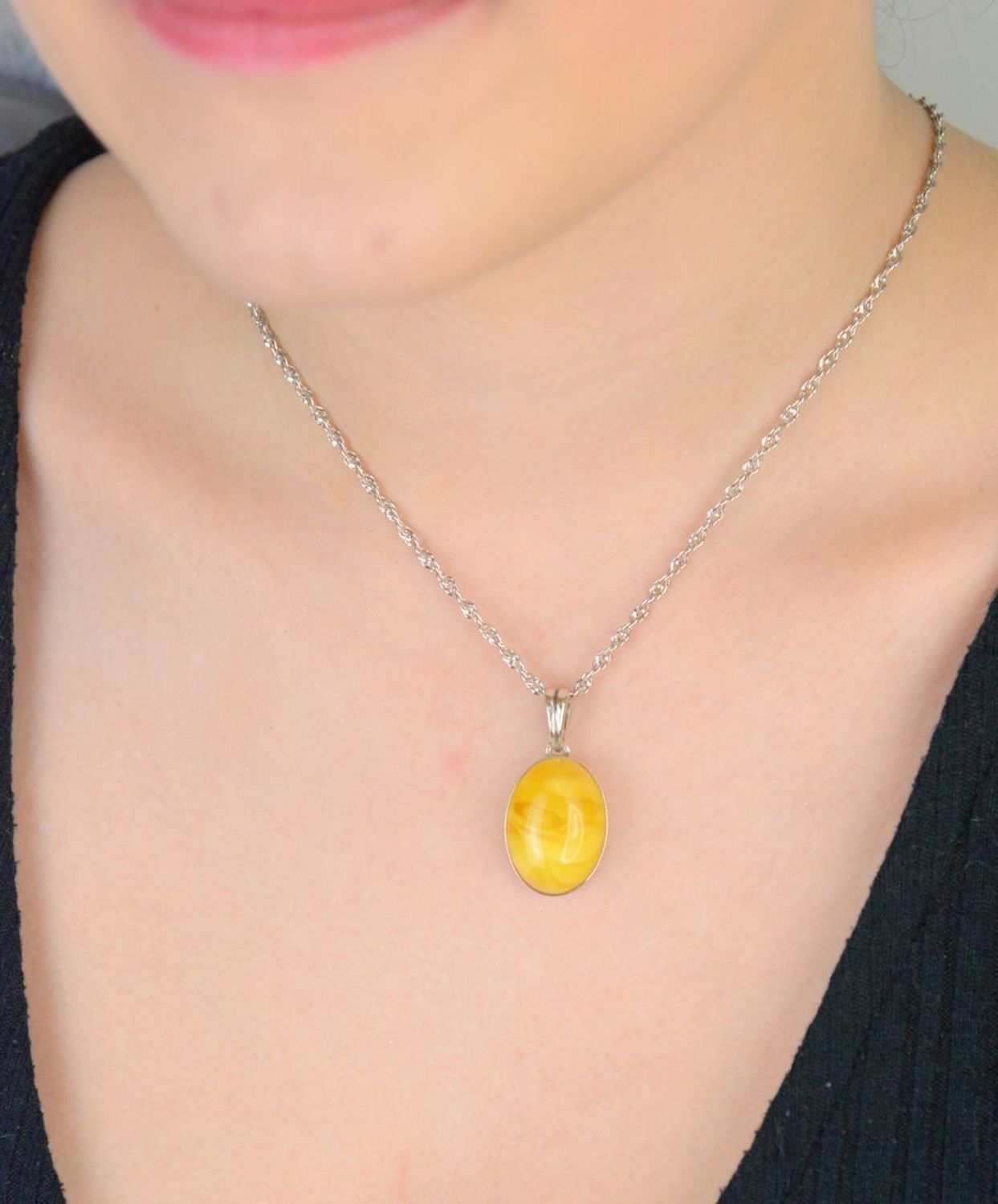 Srebrna zawieszka damska z mlecznym bursztynem o owalnym kształcie DIA-ZAW-9902-925. Srebrna zawieszka damska. Srebrna zawieszka idealna na prezent. Zawieszka damska z kamieniem. Zawieszka srebrna damska z bursztynem bałtyckim.jpg