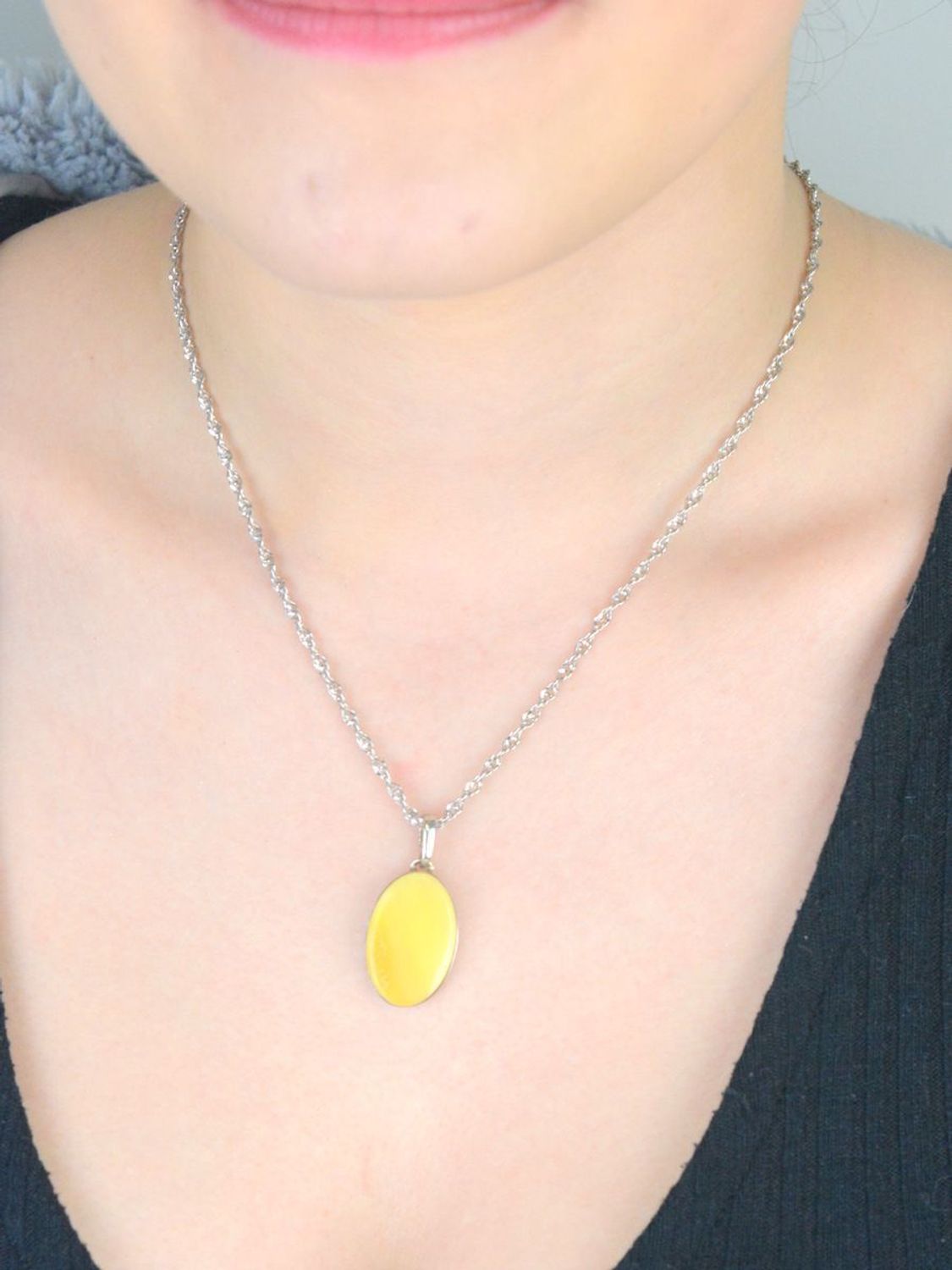 Srebrna zawieszka damska z cieniowanym bursztynem o owalnym kształcie DIA-ZAW-9904-925. Srebrna zawieszka damska. Srebrna zawieszka idealna na prezent. Zawieszka damska z kamieniem. Zawieszka srebrna damska z bursztynem bałtyc.jpg