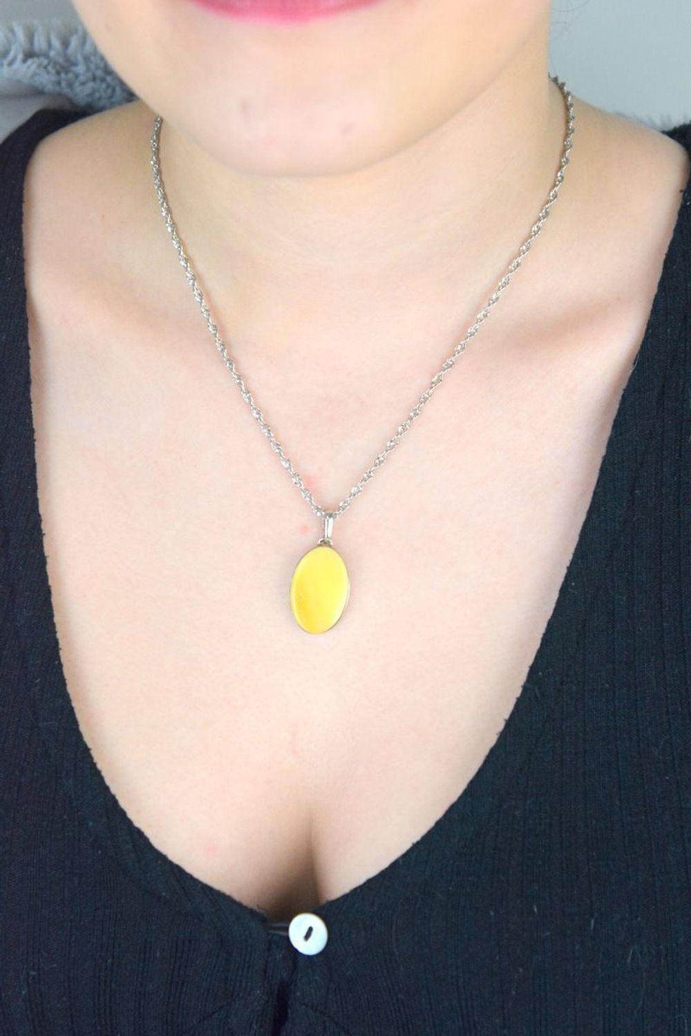 Srebrna zawieszka damska z cieniowanym bursztynem o owalnym kształcie DIA-ZAW-9904-925. Srebrna zawieszka damska. Srebrna zawieszka idealna na prezent. Zawieszka damska z kamieniem. Zawieszka srebrna damska z bursztynem bałtyc.jpg