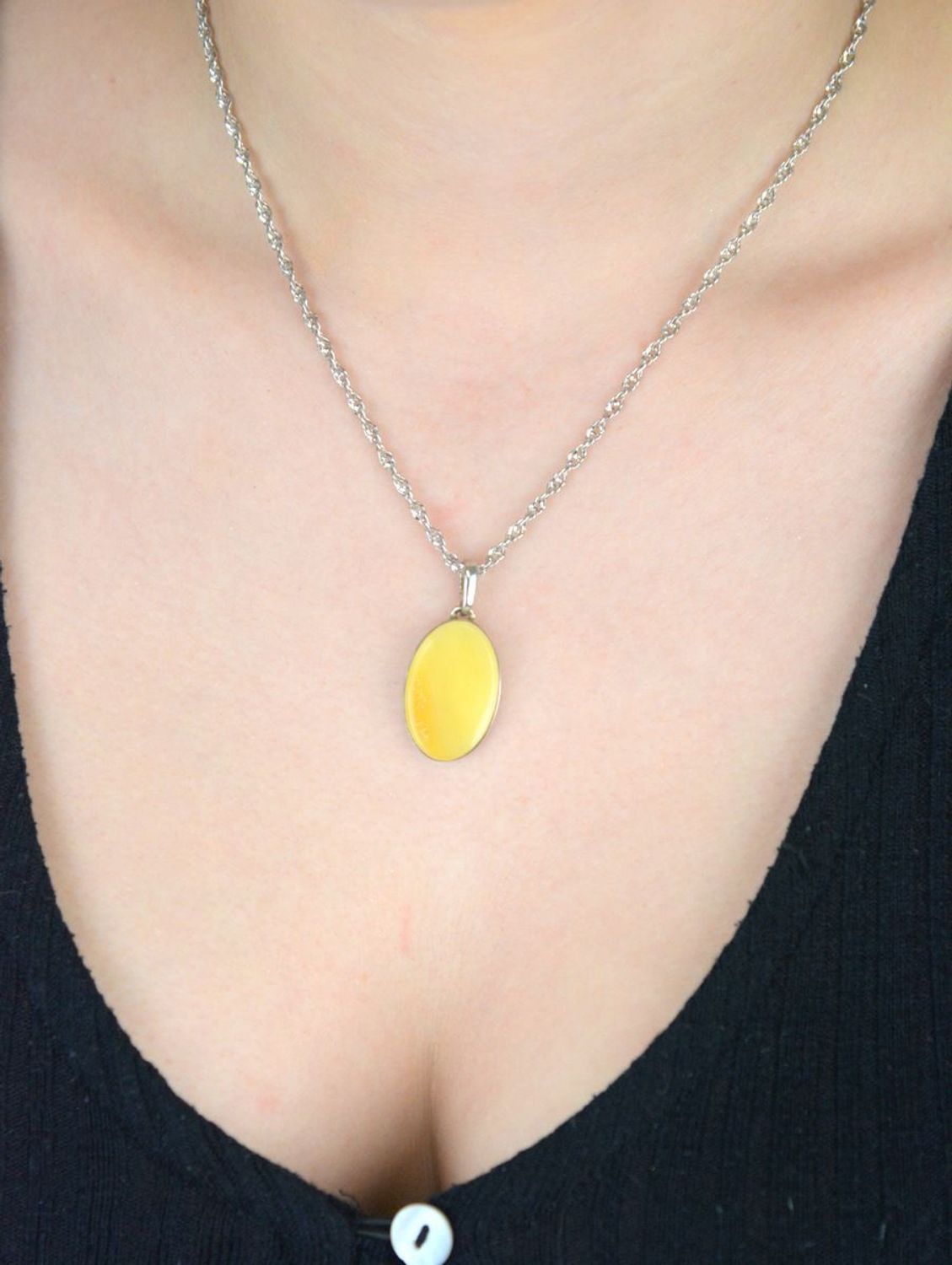 Srebrna zawieszka damska z cieniowanym bursztynem o owalnym kształcie DIA-ZAW-9904-925. Srebrna zawieszka damska. Srebrna zawieszka idealna na prezent. Zawieszka damska z kamieniem. Zawieszka srebrna damska z bursztynem bałtyc.jpg