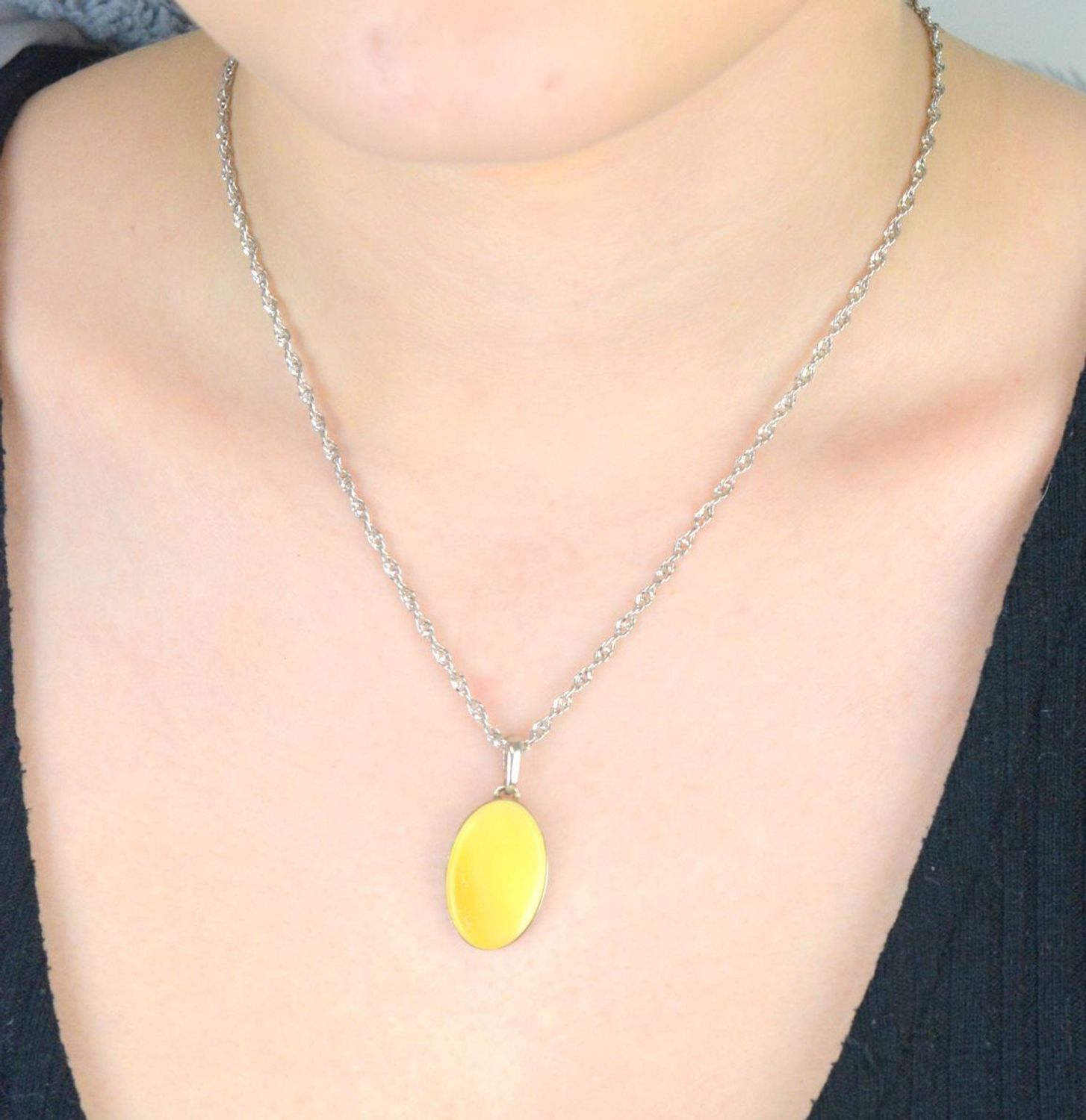 Srebrna zawieszka damska z cieniowanym bursztynem o owalnym kształcie DIA-ZAW-9904-925. Srebrna zawieszka damska. Srebrna zawieszka idealna na prezent. Zawieszka damska z kamieniem. Zawieszka srebrna damska z bursztynem bałtyc.jpg