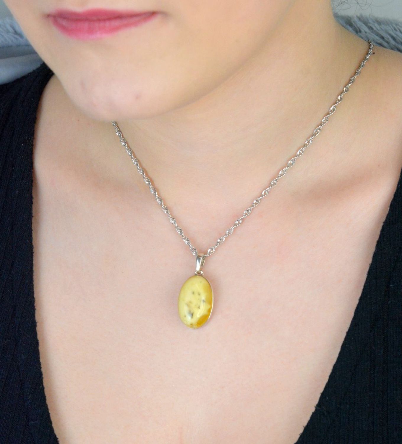 Srebrna zawieszka damska z piaskowym bursztynem o owalnym kształcie DIA-ZAW-9905-925. Srebrna zawieszka damska. Srebrna zawieszka idealna na prezent. Zawieszka damska z kamieniem. Zawieszka srebrna damska z bursztynem bałtycki.jpg