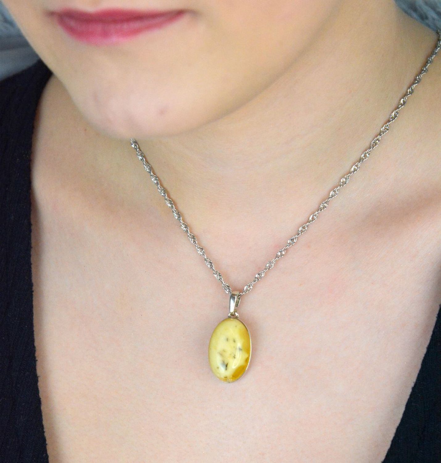 Srebrna zawieszka damska z piaskowym bursztynem o owalnym kształcie DIA-ZAW-9905-925. Srebrna zawieszka damska. Srebrna zawieszka idealna na prezent. Zawieszka damska z kamieniem. Zawieszka srebrna damska z bursztynem bałtycki.jpg