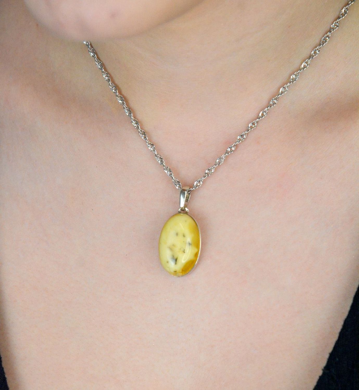 Srebrna zawieszka damska z piaskowym bursztynem o owalnym kształcie DIA-ZAW-9905-925. Srebrna zawieszka damska. Srebrna zawieszka idealna na prezent. Zawieszka damska z kamieniem. Zawieszka srebrna damska z bursztynem bałtycki.jpg