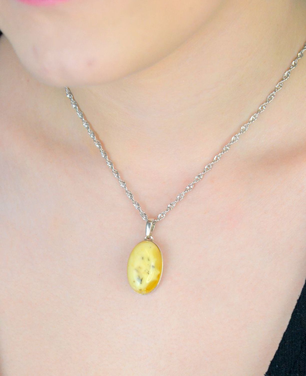 Srebrna zawieszka damska z piaskowym bursztynem o owalnym kształcie DIA-ZAW-9905-925. Srebrna zawieszka damska. Srebrna zawieszka idealna na prezent. Zawieszka damska z kamieniem. Zawieszka srebrna damska z bursztynem bałtycki.jpg