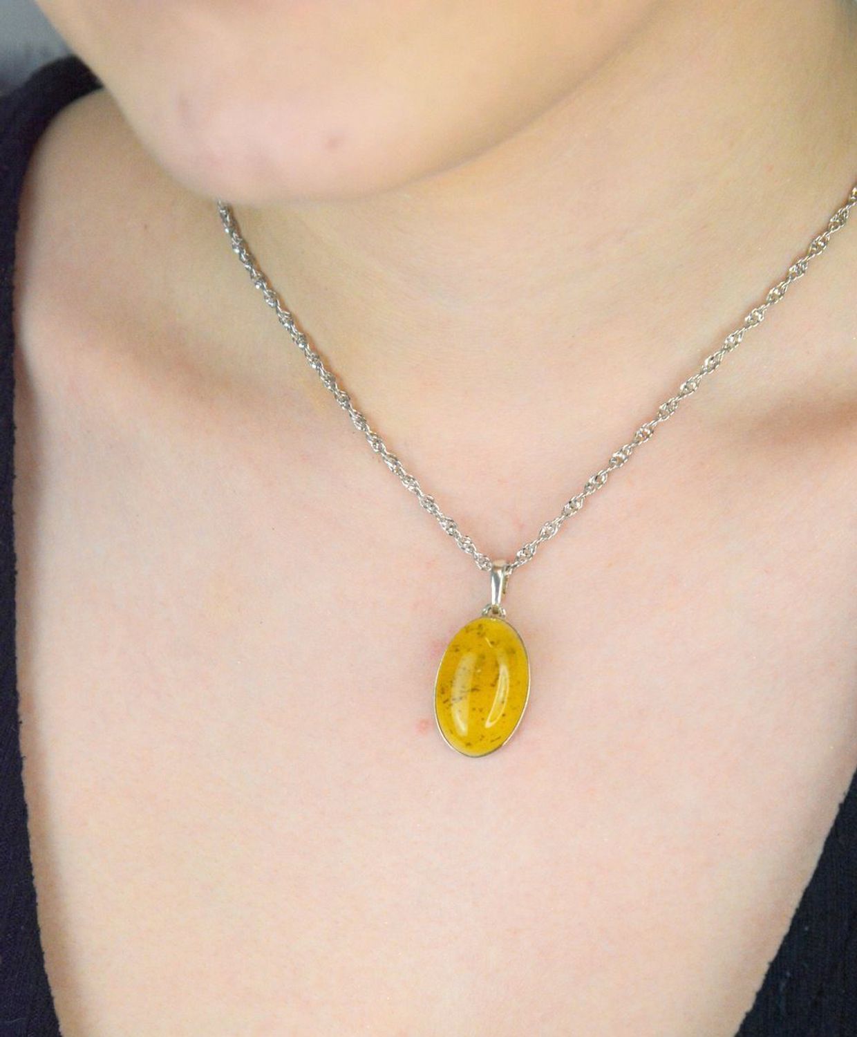 Srebrna zawieszka damska z piaskowym bursztynem o owalnym kształcie DIA-ZAW-9906-925. Srebrna zawieszka damska. Srebrna zawieszka idealna na prezent. Zawieszka damska z kamieniem. Zawieszka srebrna damska z bursztynem bałtycki.jpg