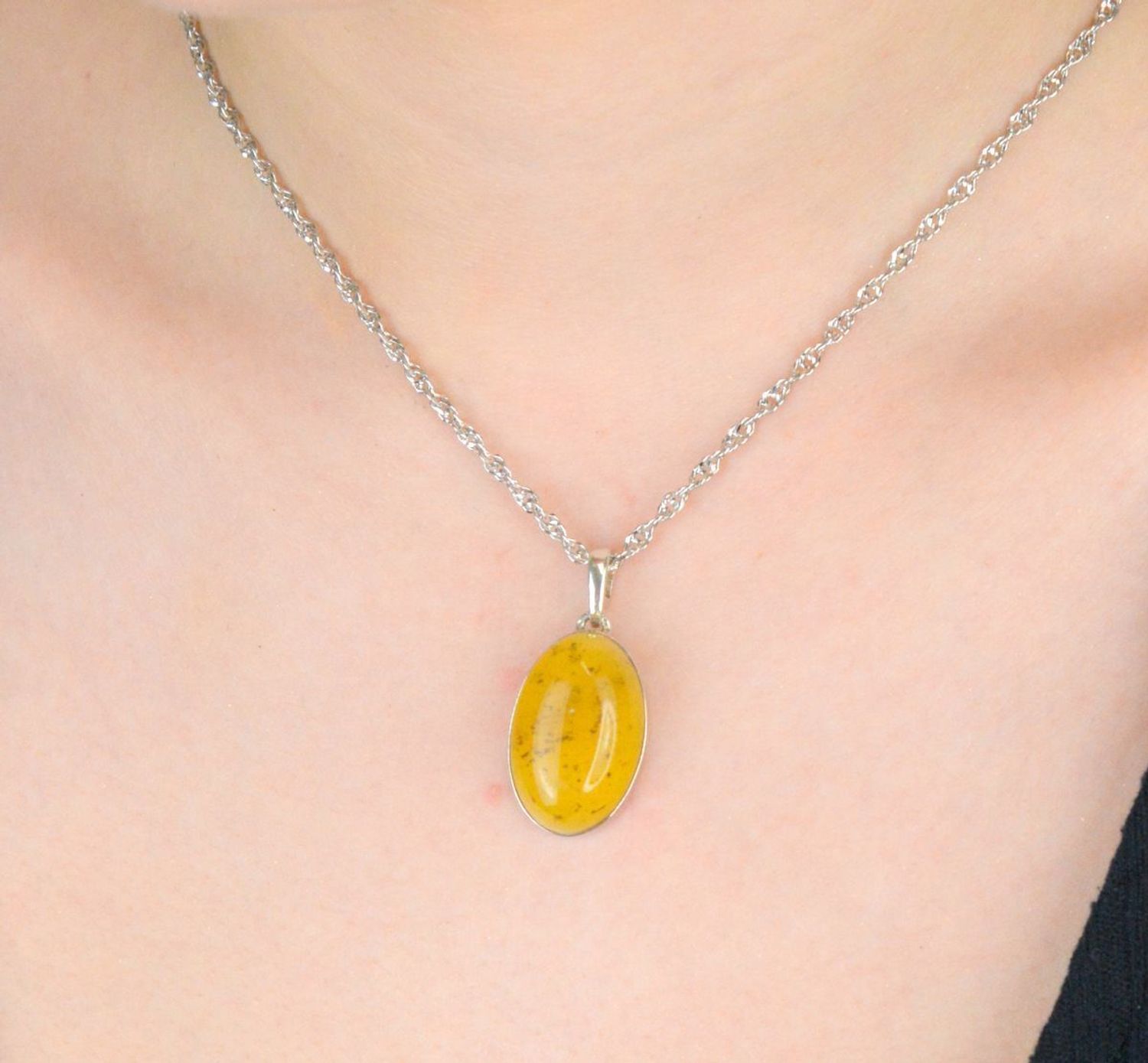 Srebrna zawieszka damska z piaskowym bursztynem o owalnym kształcie DIA-ZAW-9906-925. Srebrna zawieszka damska. Srebrna zawieszka idealna na prezent. Zawieszka damska z kamieniem. Zawieszka srebrna damska z bursztynem bałtycki.jpg