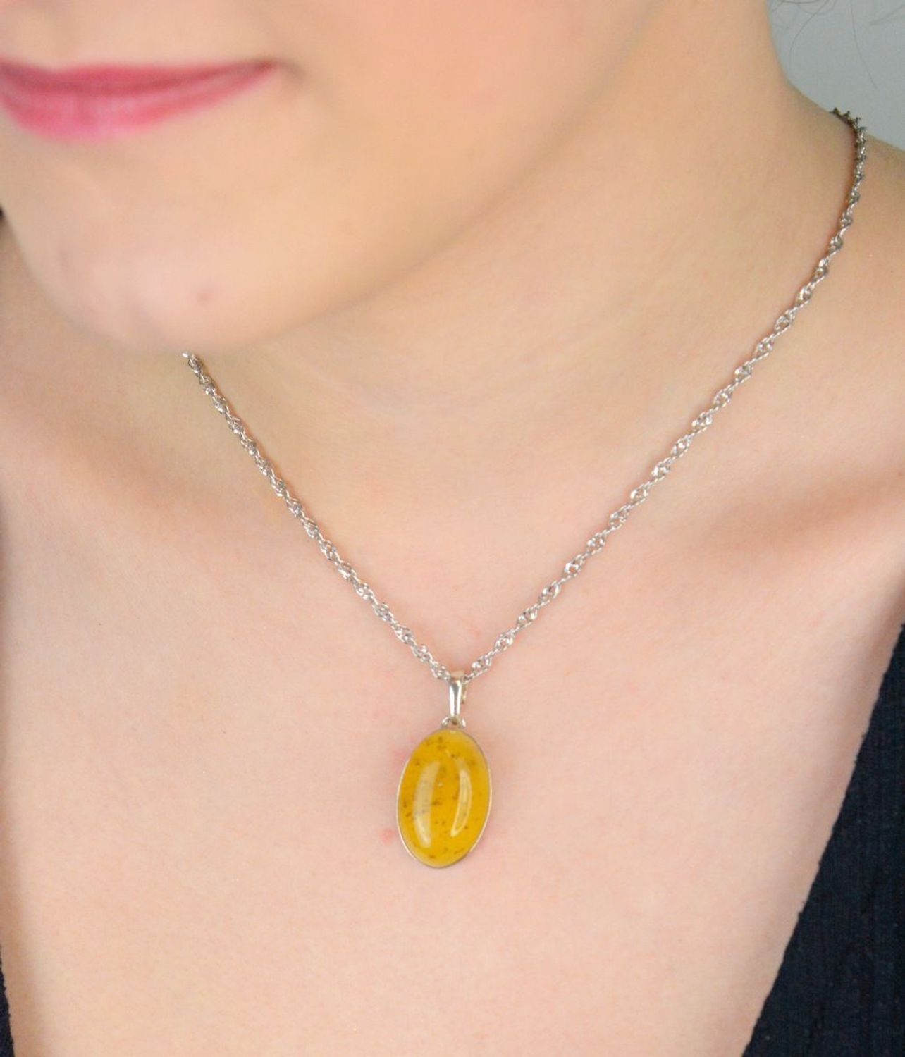 Srebrna zawieszka damska z piaskowym bursztynem o owalnym kształcie DIA-ZAW-9906-925. Srebrna zawieszka damska. Srebrna zawieszka idealna na prezent. Zawieszka damska z kamieniem. Zawieszka srebrna damska z bursztynem bałtycki.jpg