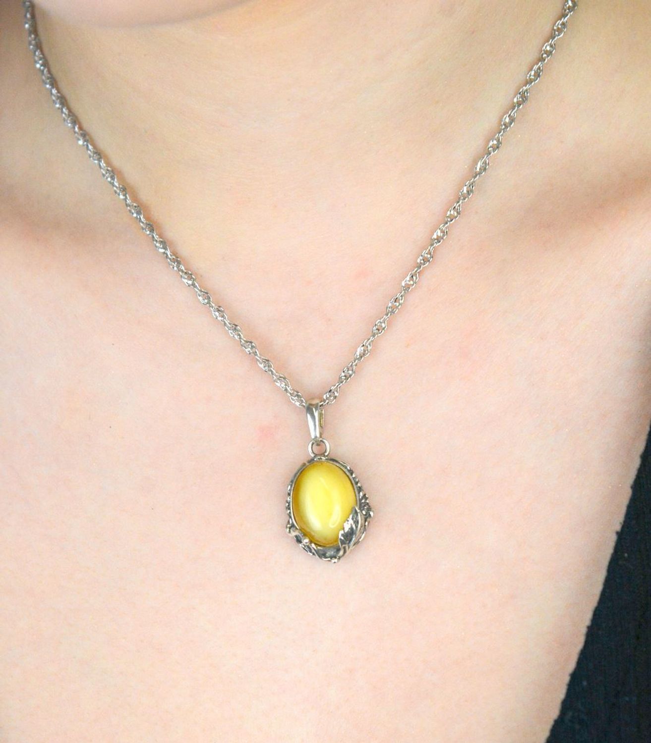 Srebrna zawieszka damska z bursztynem bałtyckim w mlecznym kolorze DIA-ZAW-9907-925. Srebrna zawieszka damska. Srebrna zawieszka idealna na prezent. Zawieszka damska z kamieniem. Zawieszka srebrna damska z bursztynem bałtyckim.jpg