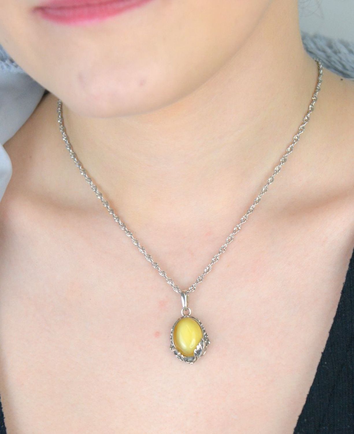 Srebrna zawieszka damska z bursztynem bałtyckim w mlecznym kolorze DIA-ZAW-9907-925. Srebrna zawieszka damska. Srebrna zawieszka idealna na prezent. Zawieszka damska z kamieniem. Zawieszka srebrna damska z bursztynem bałtyckim.jpg