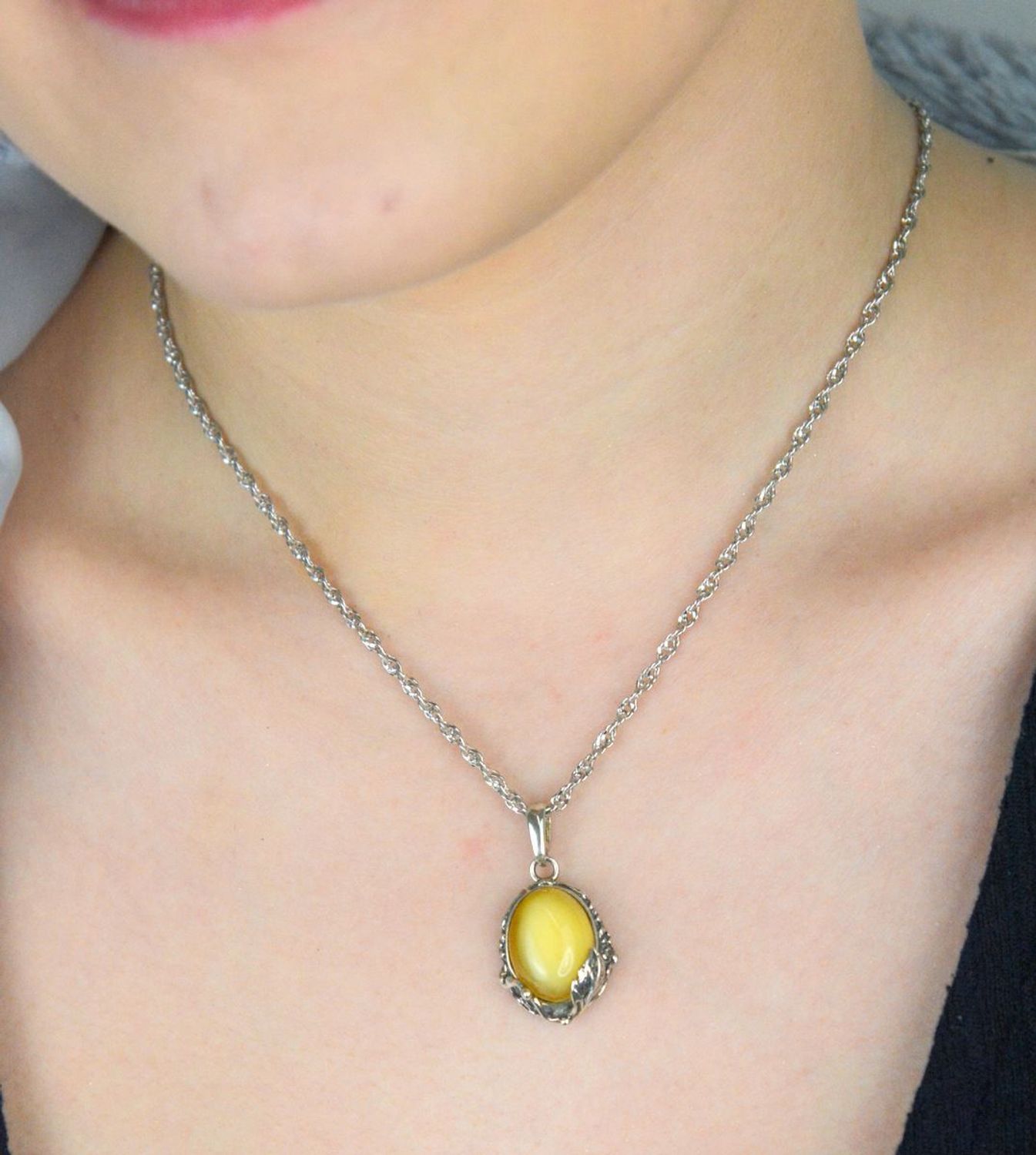 Srebrna zawieszka damska z bursztynem bałtyckim w mlecznym kolorze DIA-ZAW-9907-925. Srebrna zawieszka damska. Srebrna zawieszka idealna na prezent. Zawieszka damska z kamieniem. Zawieszka srebrna damska z bursztynem bałtyckim.jpg