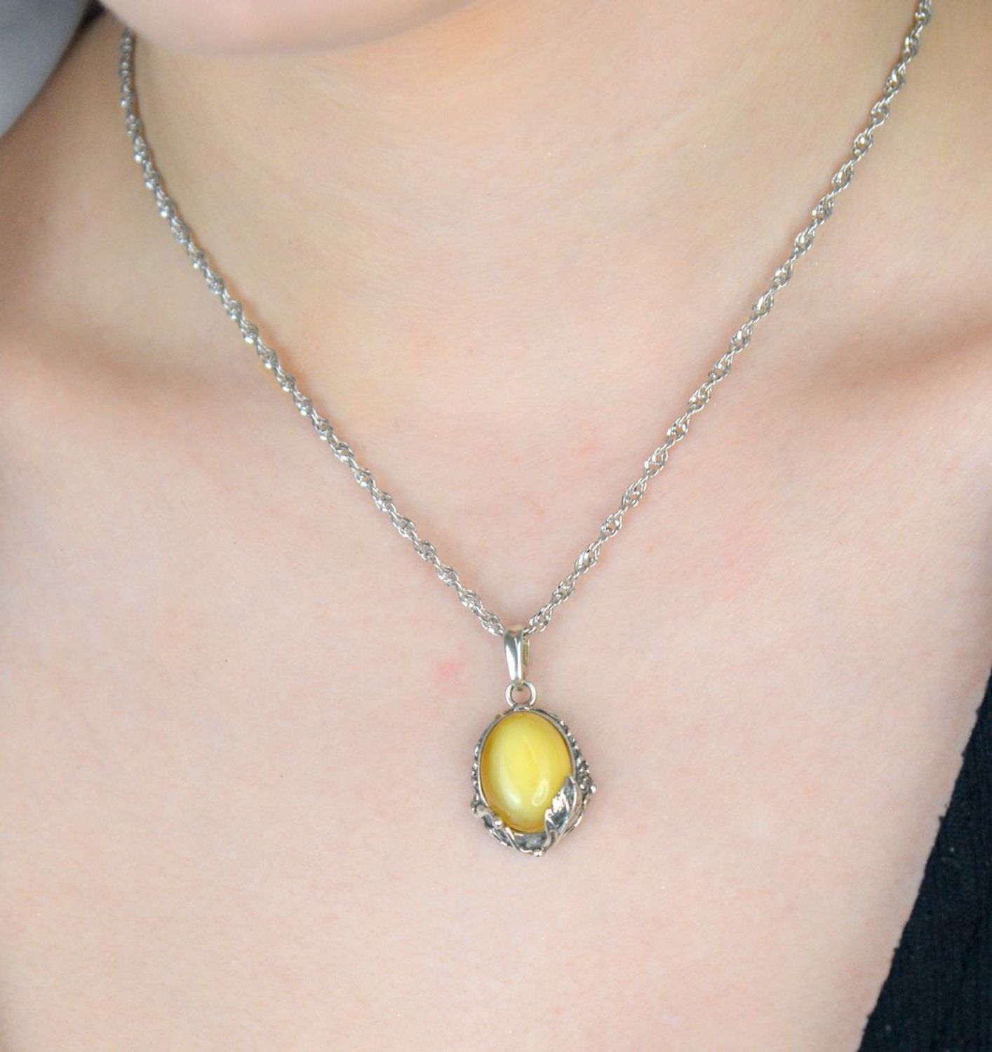 Srebrna zawieszka damska z bursztynem bałtyckim w mlecznym kolorze DIA-ZAW-9907-925. Srebrna zawieszka damska. Srebrna zawieszka idealna na prezent. Zawieszka damska z kamieniem. Zawieszka srebrna damska z bursztynem bałtyckim.jpg