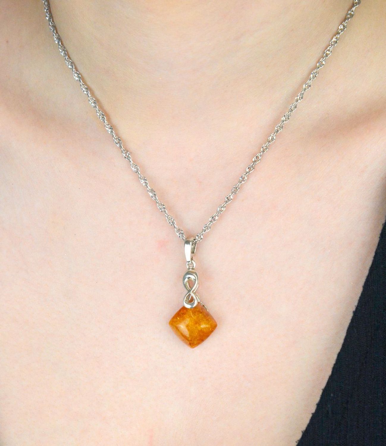 Srebrna zawieszka w kształcie rombu z miodowym bursztynem DIA-ZAW-9911-925. Srebrna zawieszka damska. Srebrna zawieszka idealna na prezent. Zawieszka damska z kamieniem. Zawieszka srebrna damska z bursztynem bałtyckim..jpg