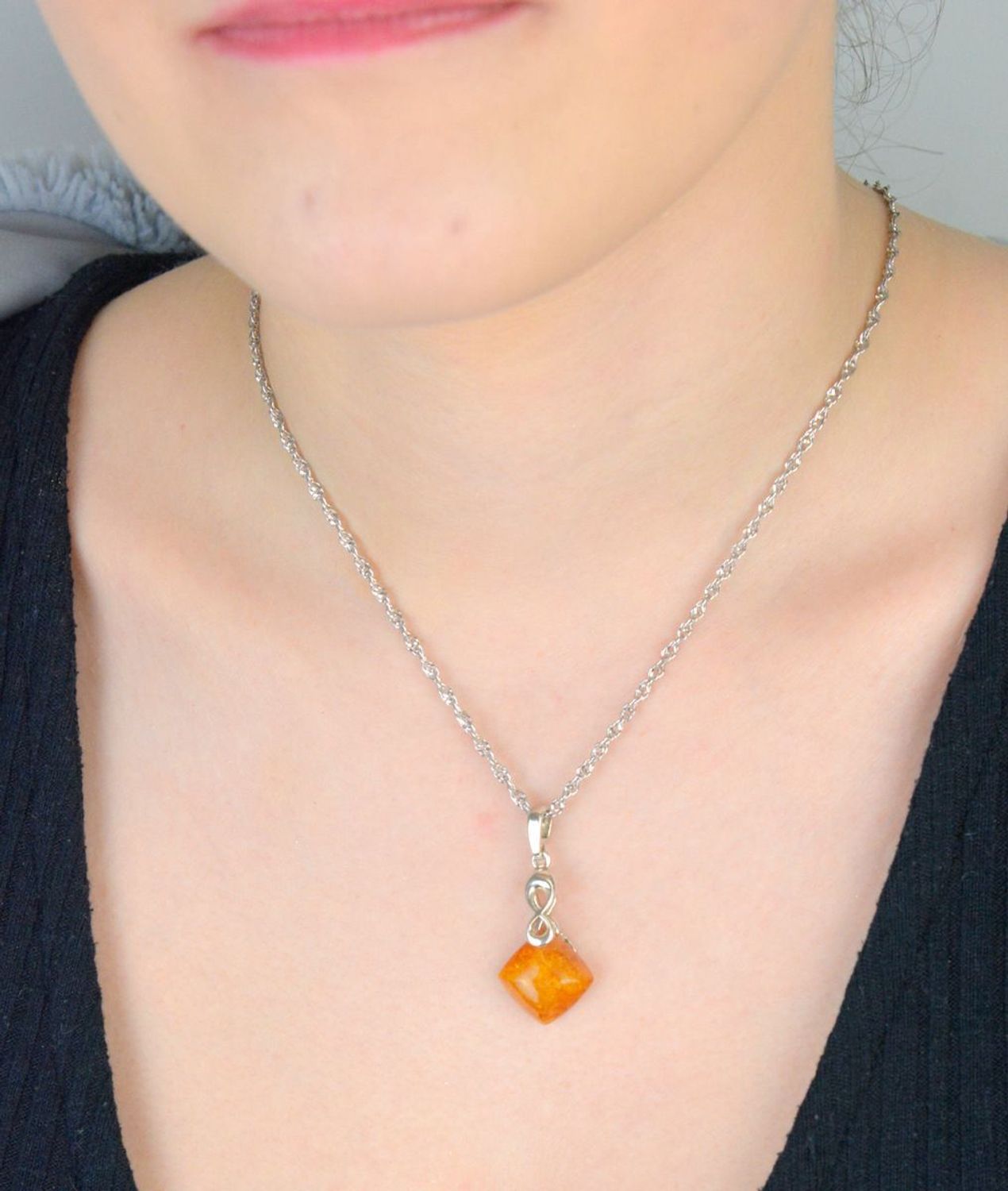 Srebrna zawieszka w kształcie rombu z miodowym bursztynem DIA-ZAW-9911-925. Srebrna zawieszka damska. Srebrna zawieszka idealna na prezent. Zawieszka damska z kamieniem. Zawieszka srebrna damska z bursztynem bałtyckim..jpg