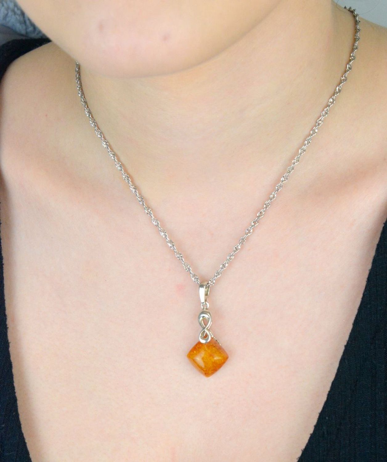 Srebrna zawieszka w kształcie rombu z miodowym bursztynem DIA-ZAW-9911-925. Srebrna zawieszka damska. Srebrna zawieszka idealna na prezent. Zawieszka damska z kamieniem. Zawieszka srebrna damska z bursztynem bałtyckim..jpg