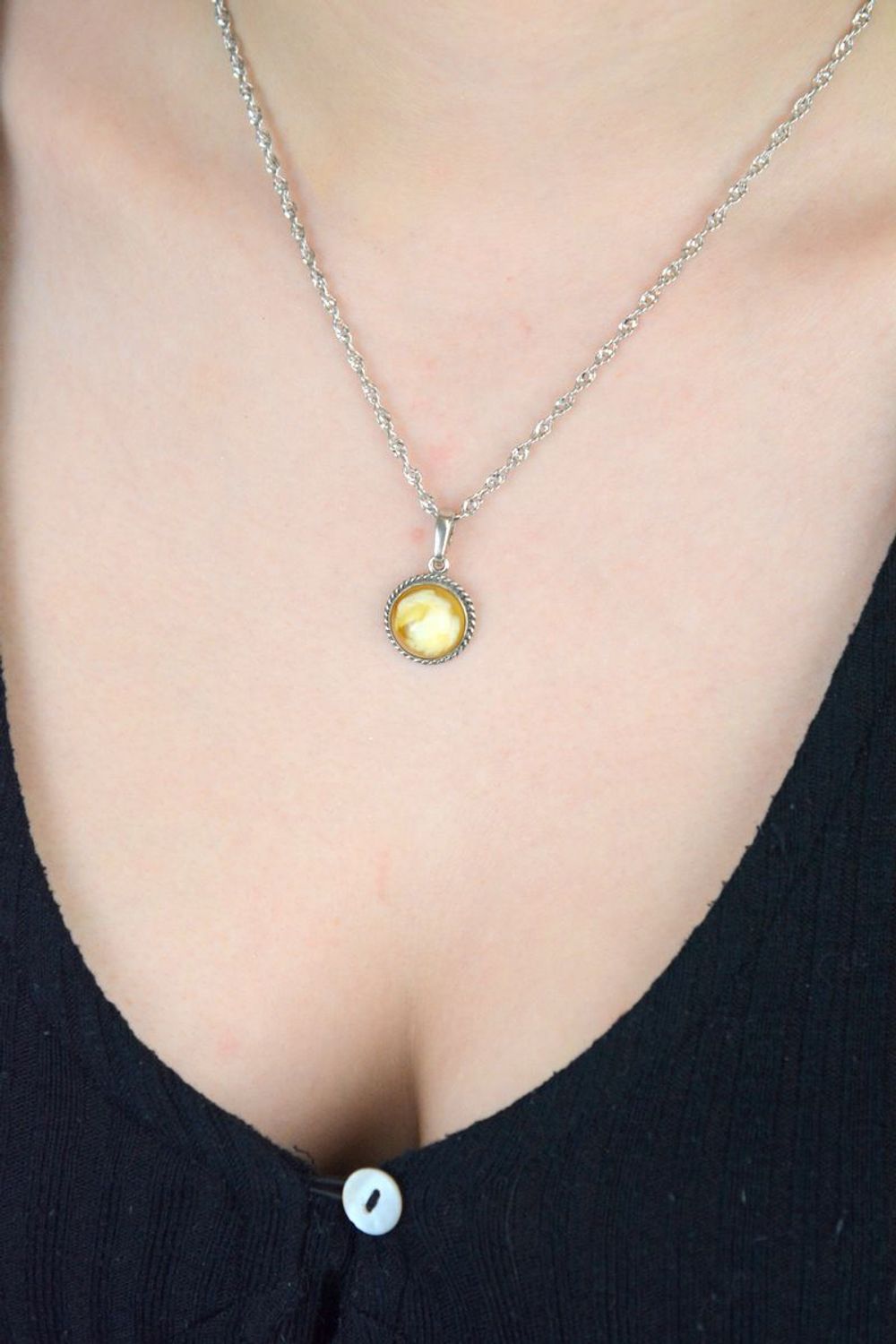 Srebrna zawieszka damska z mleczno-miodowym bursztynem o okrągłym kształcie DIA-ZAW-9913-925. Srebrna zawieszka damska. Srebrna zawieszka idealna na prezent. Zawieszka damska z kamieniem. Zawieszka srebrna damska z bursztynem.jpg