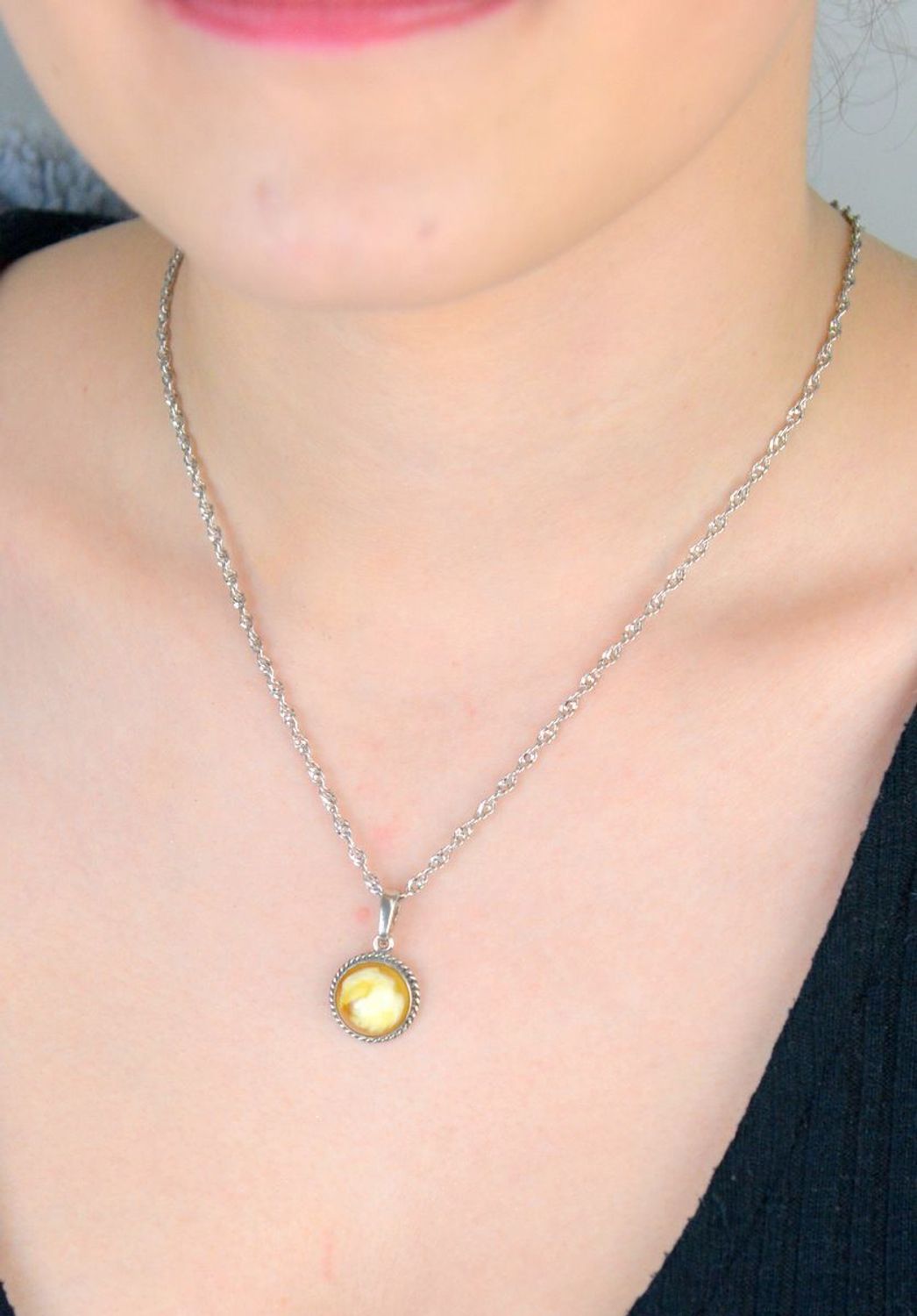 Srebrna zawieszka damska z mleczno-miodowym bursztynem o okrągłym kształcie DIA-ZAW-9913-925. Srebrna zawieszka damska. Srebrna zawieszka idealna na prezent. Zawieszka damska z kamieniem. Zawieszka srebrna damska z bursztynem.jpg