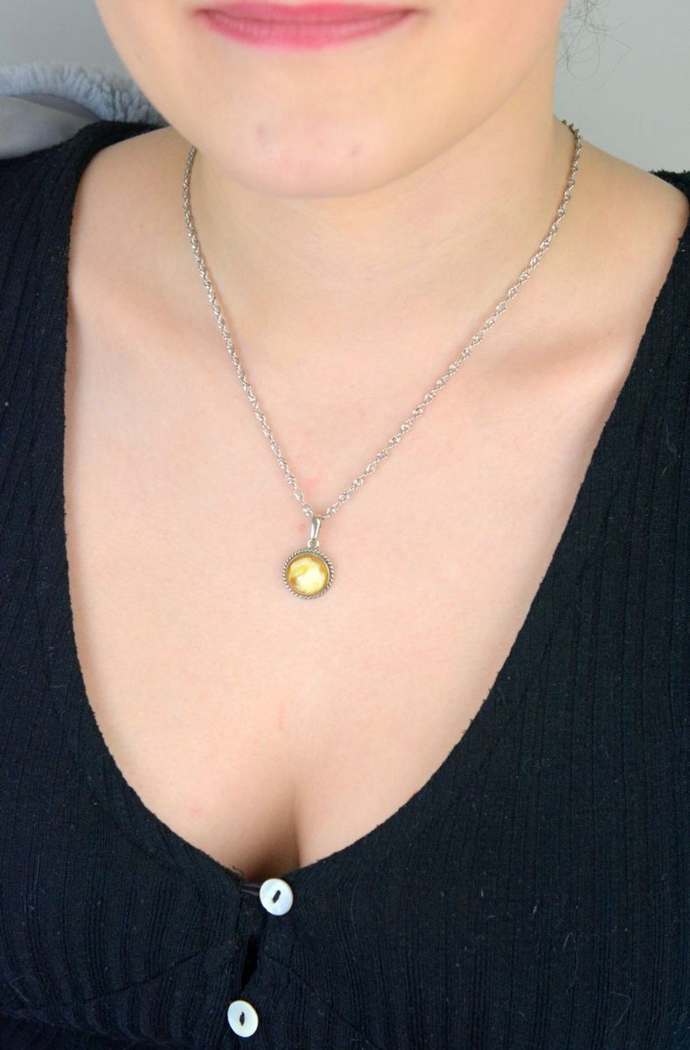 Srebrna zawieszka damska z mleczno-miodowym bursztynem o okrągłym kształcie DIA-ZAW-9913-925. Srebrna zawieszka damska. Srebrna zawieszka idealna na prezent. Zawieszka damska z kamieniem. Zawieszka srebrna damska z bursztynem.jpg